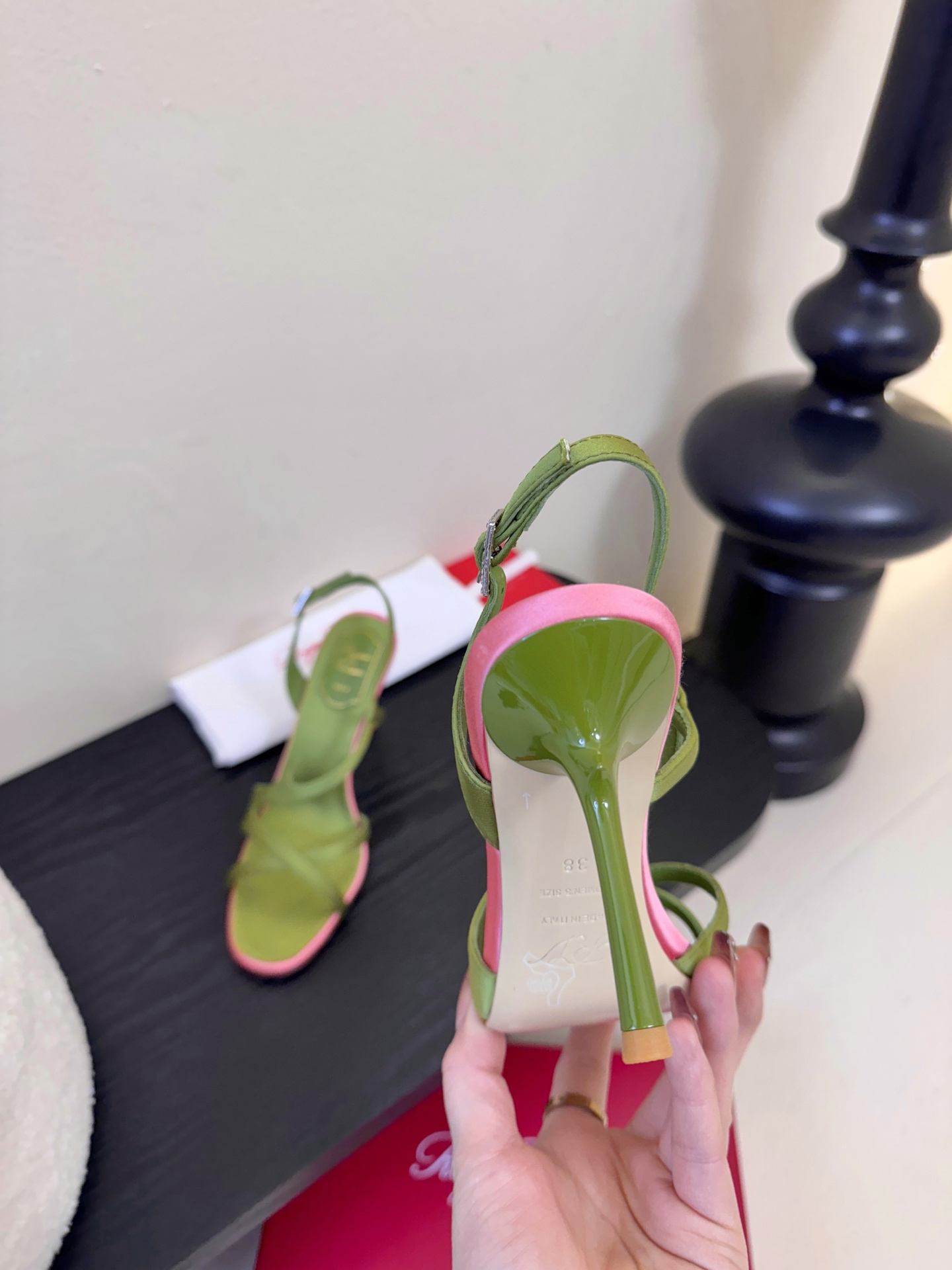 Roger Vivier罗杰·维维亚2026春夏最新款时装鞋超多明星网红种草 经典的尖头设计 玫瑰花扣装