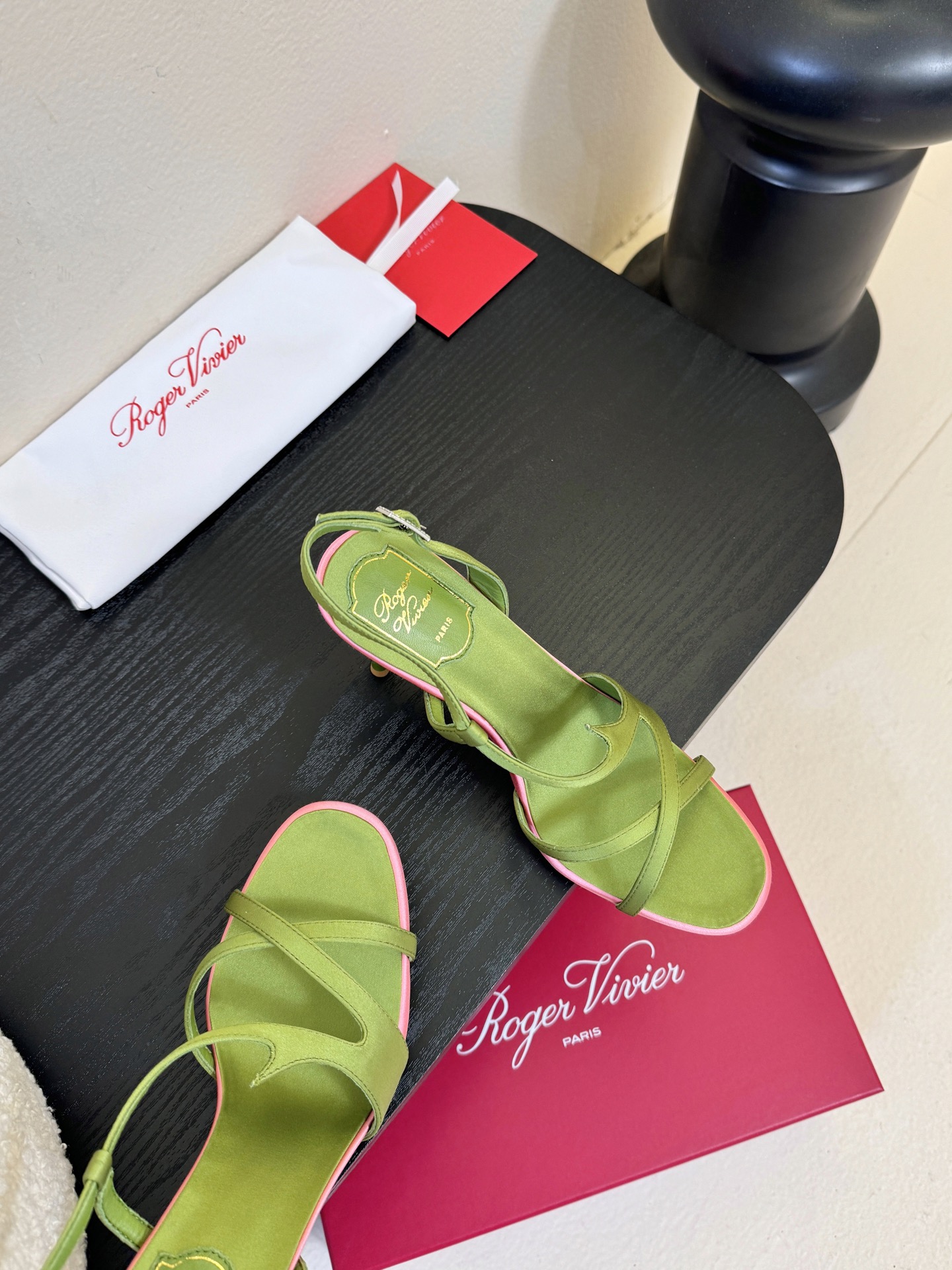 Roger Vivier罗杰·维维亚2026春夏最新款时装鞋超多明星网红种草 经典的尖头设计 玫瑰花扣装