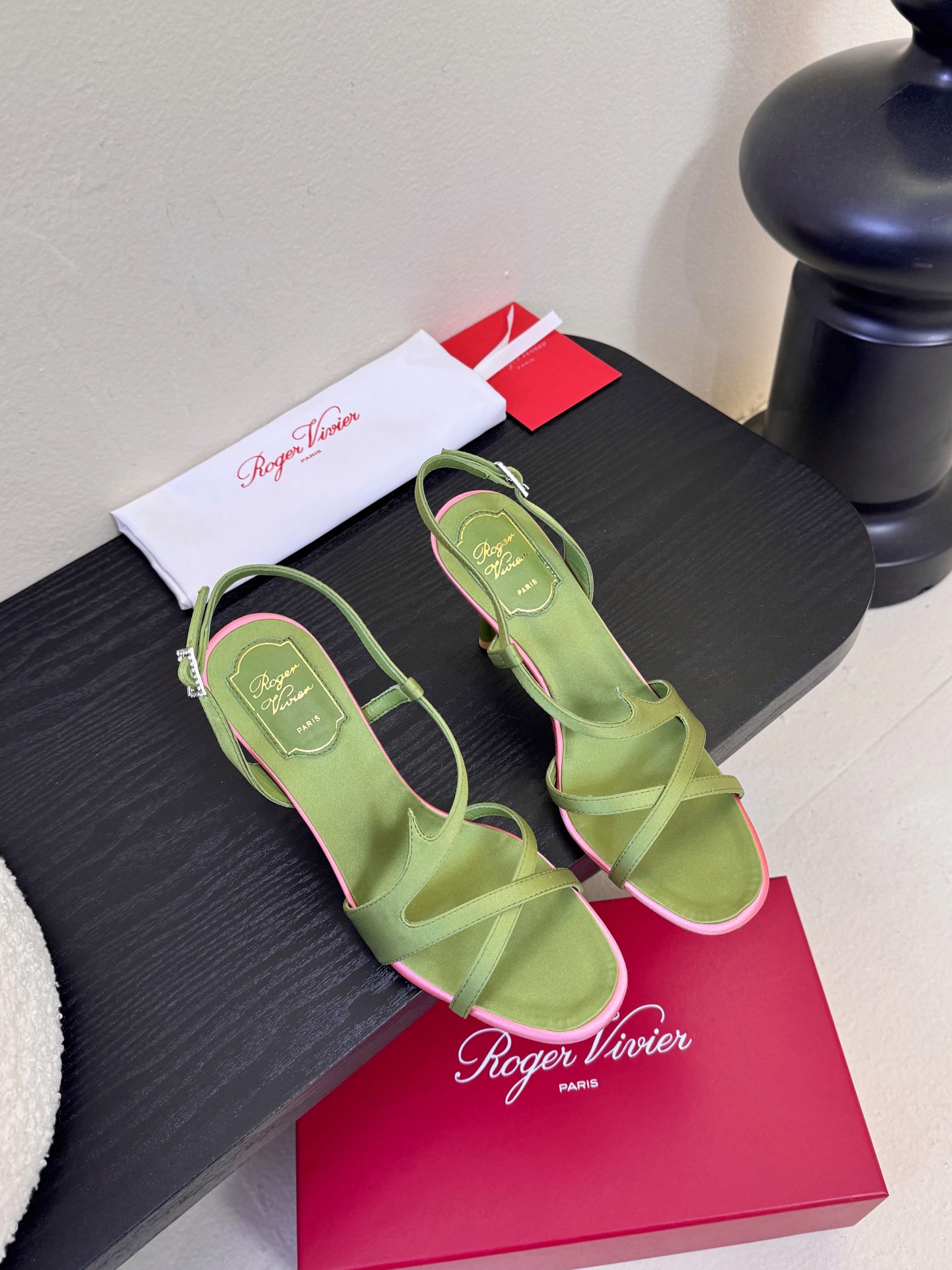 Roger Vivier罗杰·维维亚2026春夏最新款时装鞋超多明星网红种草 经典的尖头设计 玫瑰花扣装