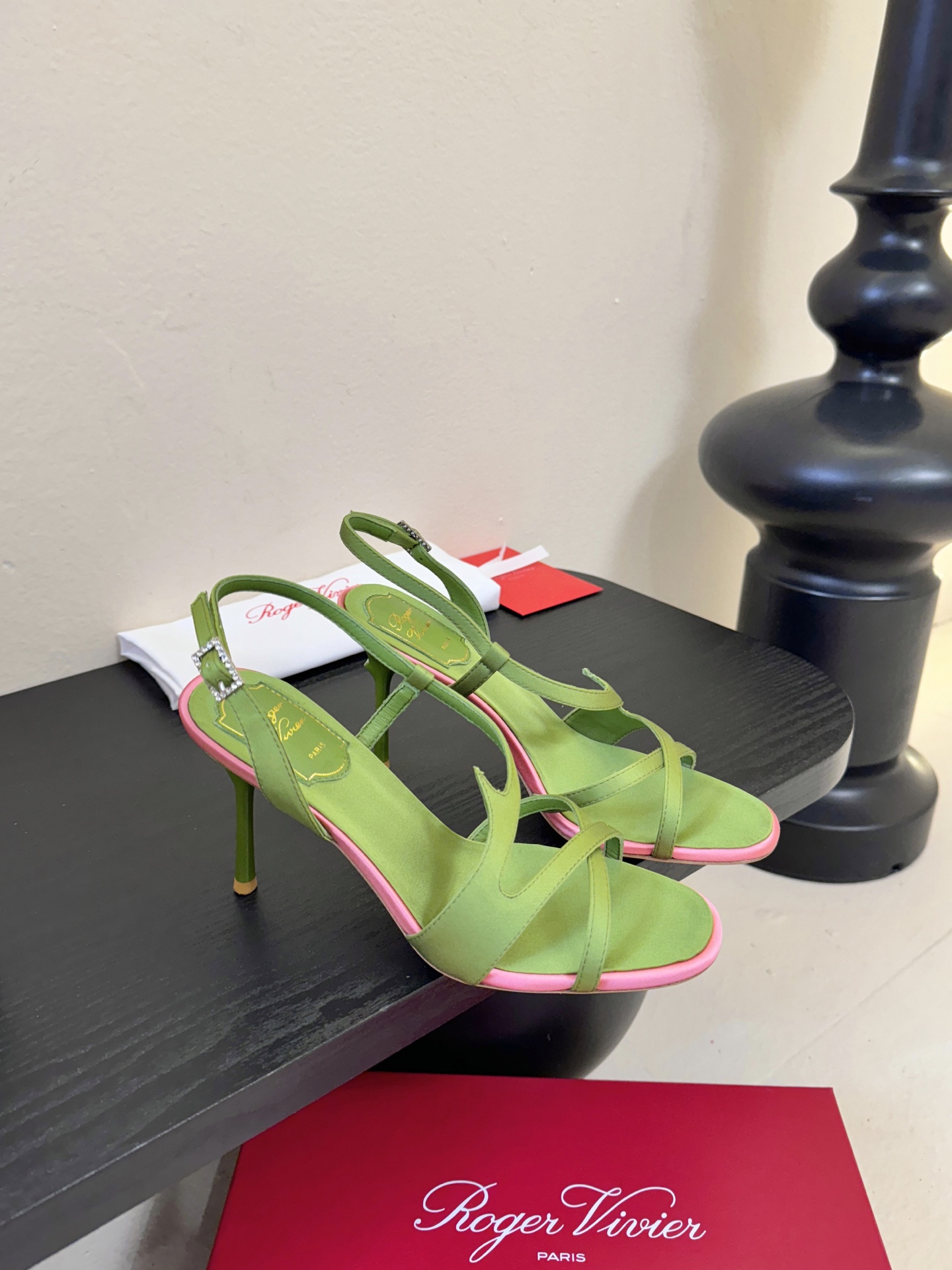 Roger Vivier罗杰·维维亚2026春夏最新款时装鞋超多明星网红种草 经典的尖头设计 玫瑰花扣装