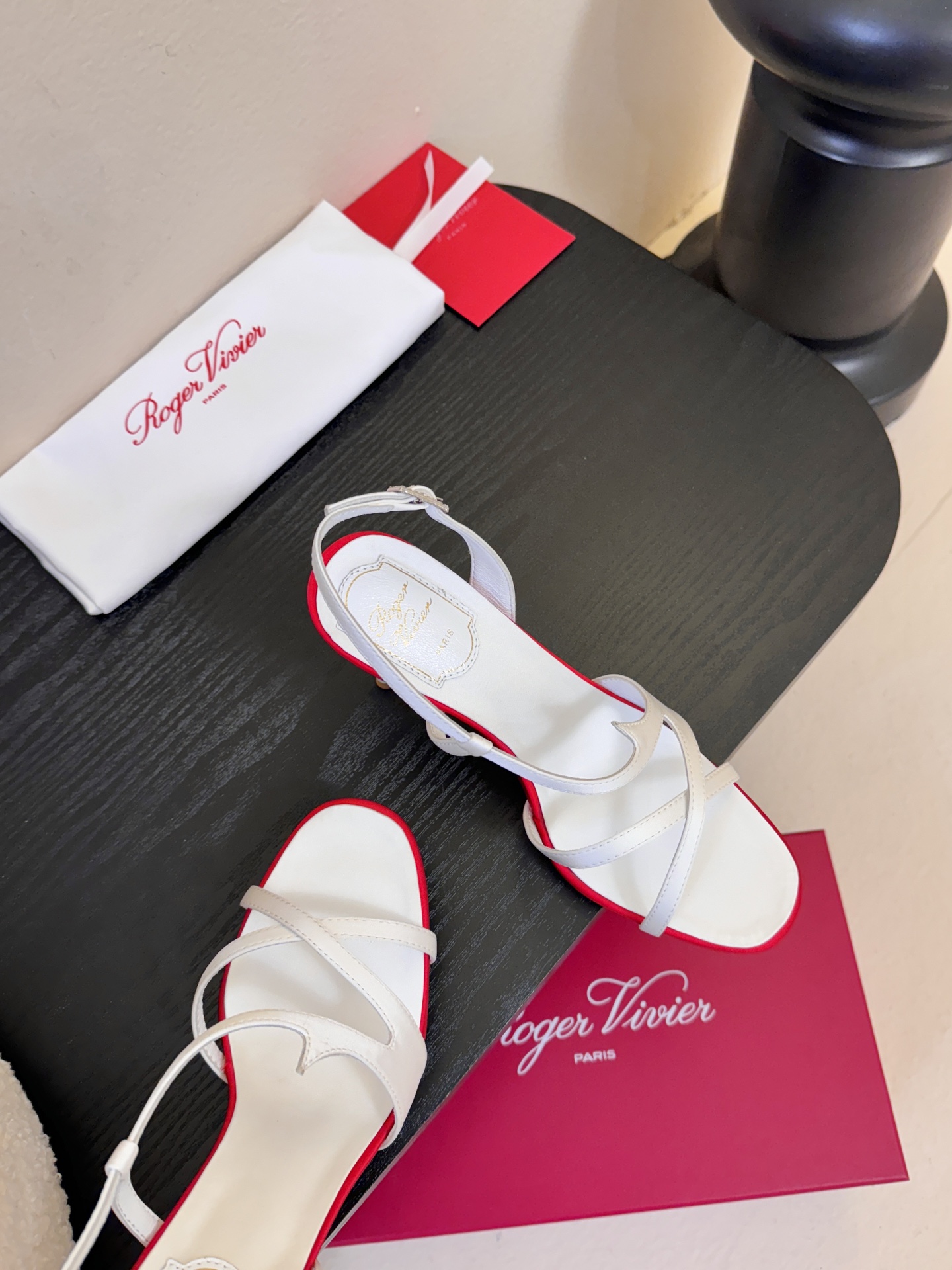 Roger Vivier罗杰·维维亚2026春夏最新款时装鞋超多明星网红种草 经典的尖头设计 玫瑰花扣装