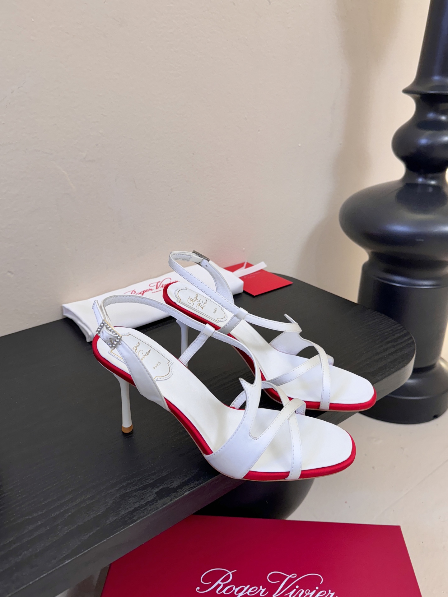 Roger Vivier罗杰·维维亚2026春夏最新款时装鞋超多明星网红种草 经典的尖头设计 玫瑰花扣装