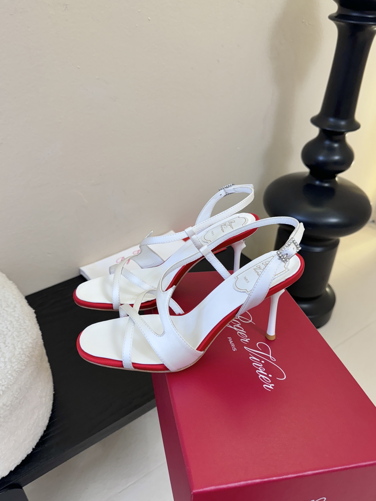 Roger Vivier罗杰·维维亚2026春夏最新款时装鞋超多明星网红种草 经典的尖头设计 玫瑰花扣装