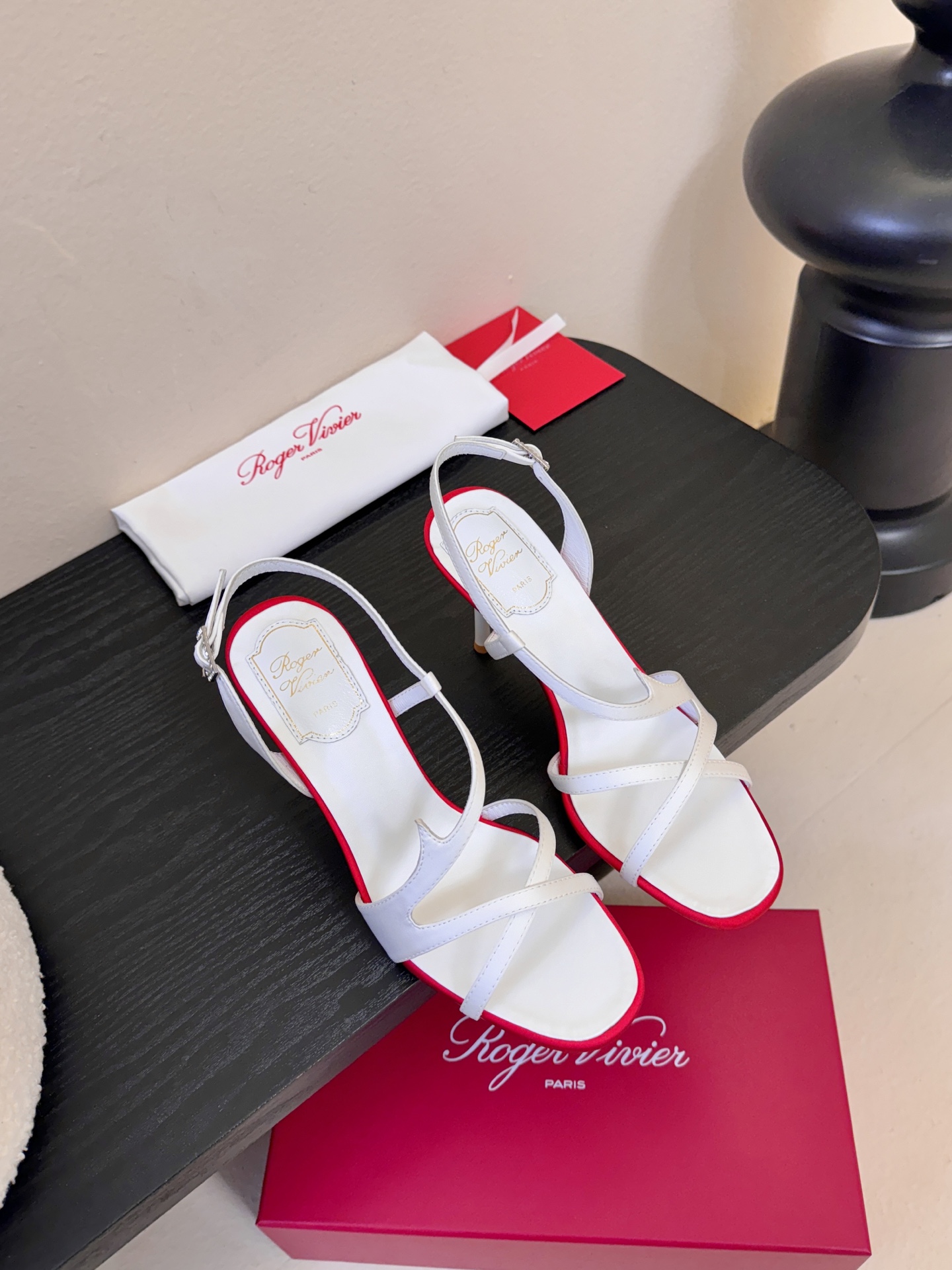 Roger Vivier罗杰·维维亚2026春夏最新款时装鞋超多明星网红种草 经典的尖头设计 玫瑰花扣装