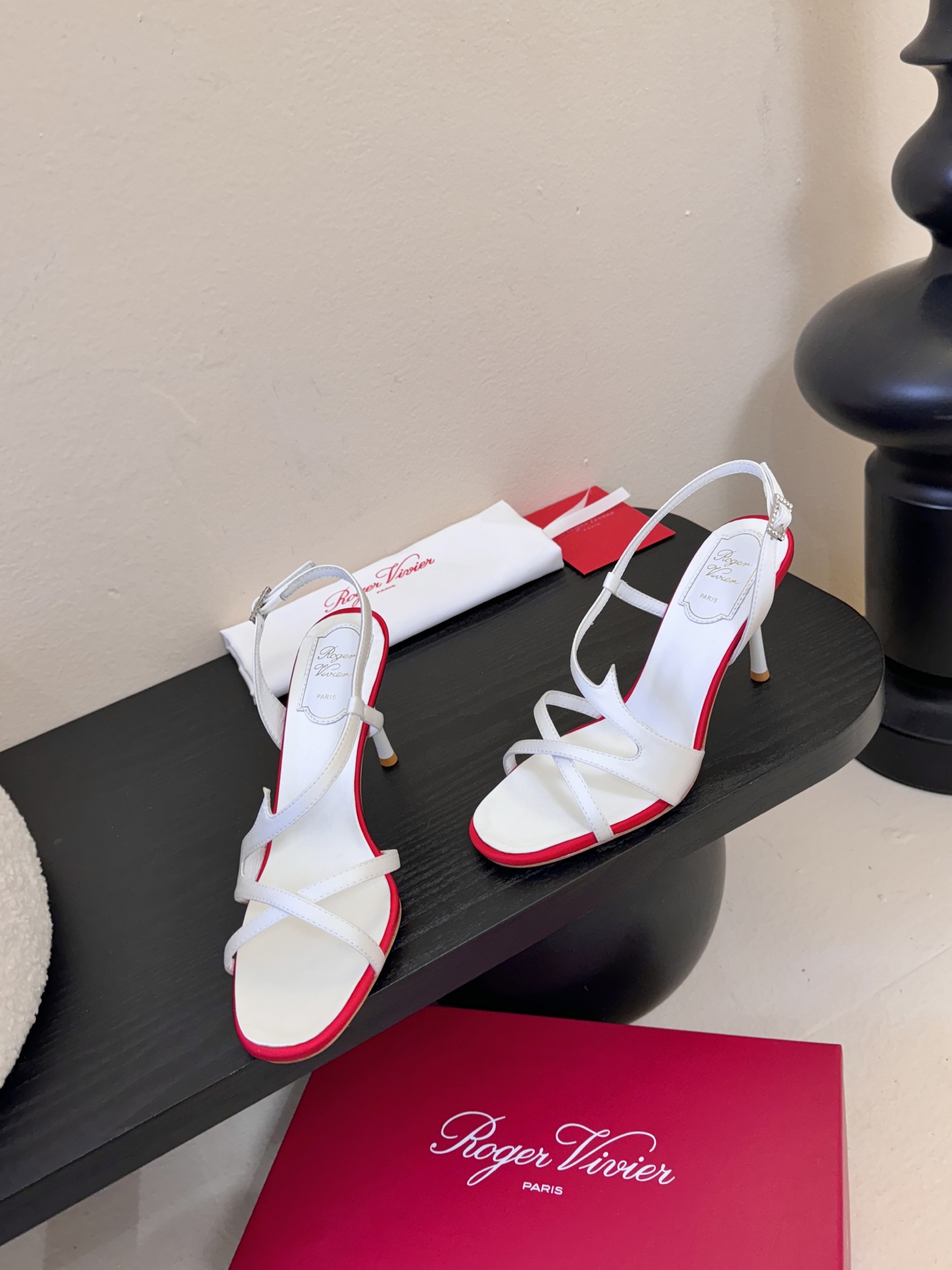 Roger Vivier罗杰·维维亚2026春夏最新款时装鞋超多明星网红种草 经典的尖头设计 玫瑰花扣装