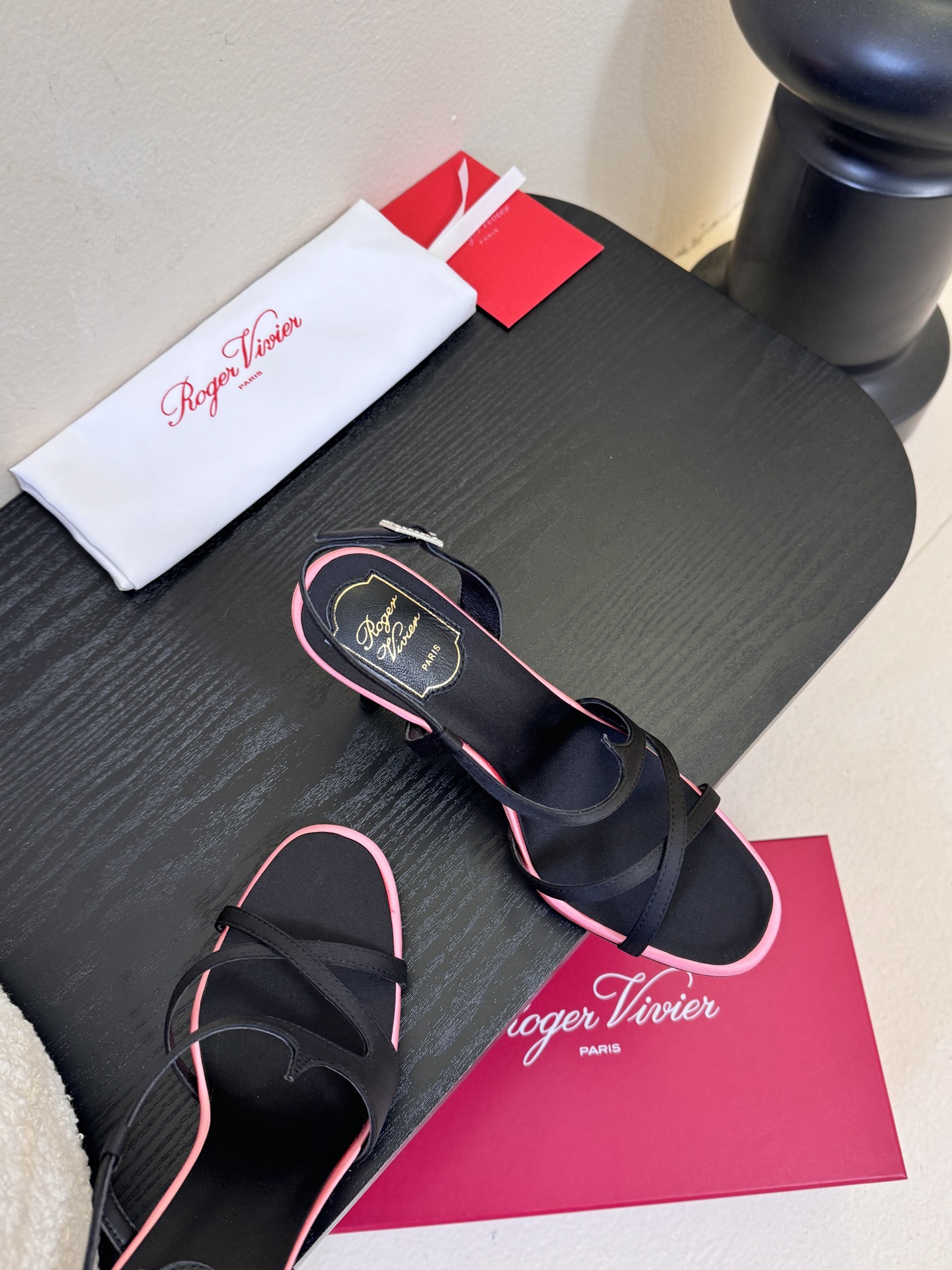Roger Vivier罗杰·维维亚2026春夏最新款时装鞋超多明星网红种草 经典的尖头设计 玫瑰花扣装