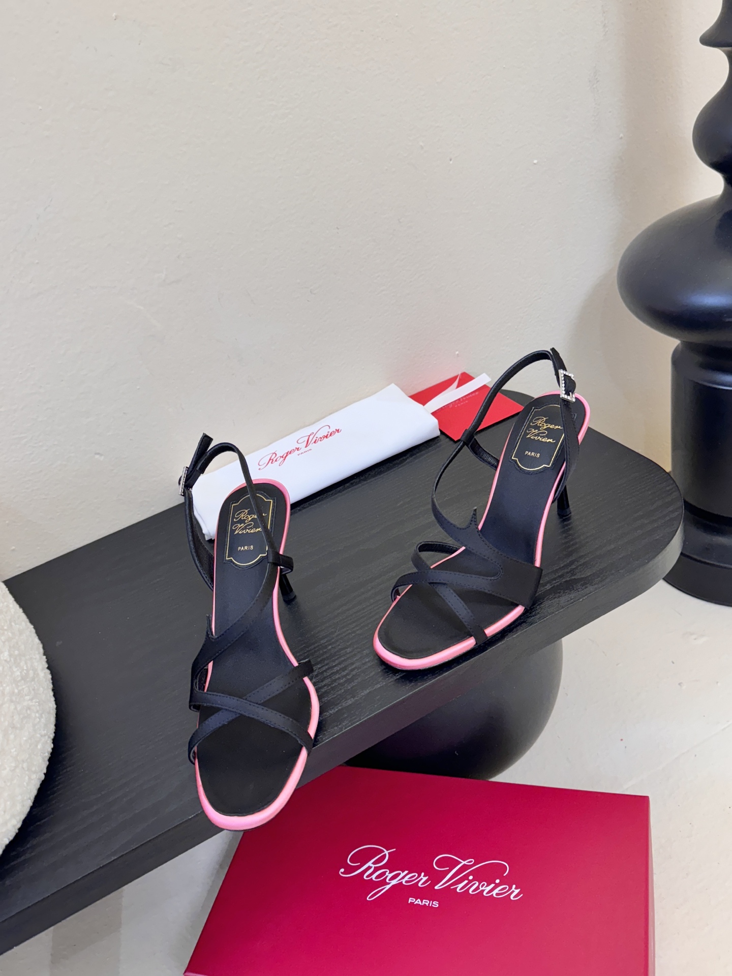 Roger Vivier罗杰·维维亚2026春夏最新款时装鞋超多明星网红种草 经典的尖头设计 玫瑰花扣装