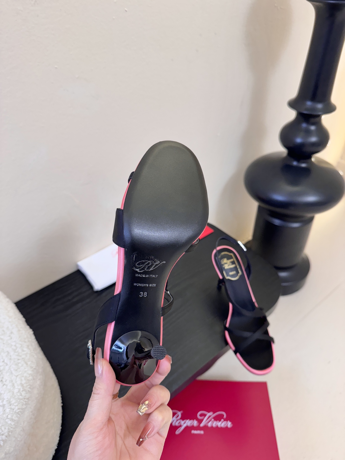 Roger Vivier罗杰·维维亚2026春夏最新款时装鞋超多明星网红种草 经典的尖头设计 玫瑰花扣装