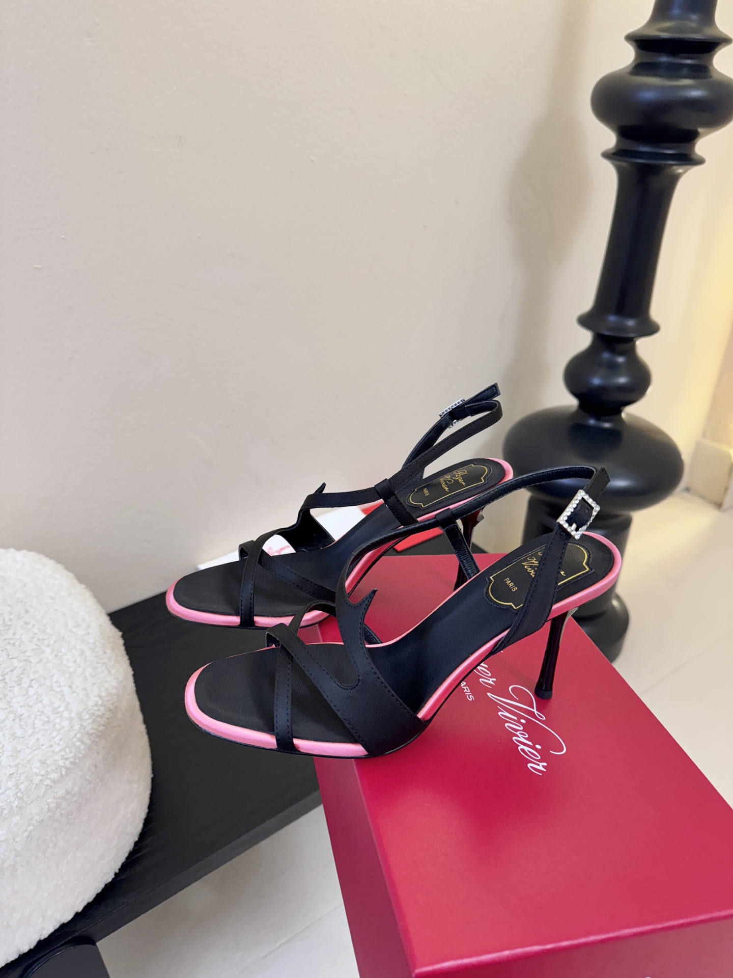 Roger Vivier罗杰·维维亚2026春夏最新款时装鞋超多明星网红种草 经典的尖头设计 玫瑰花扣装