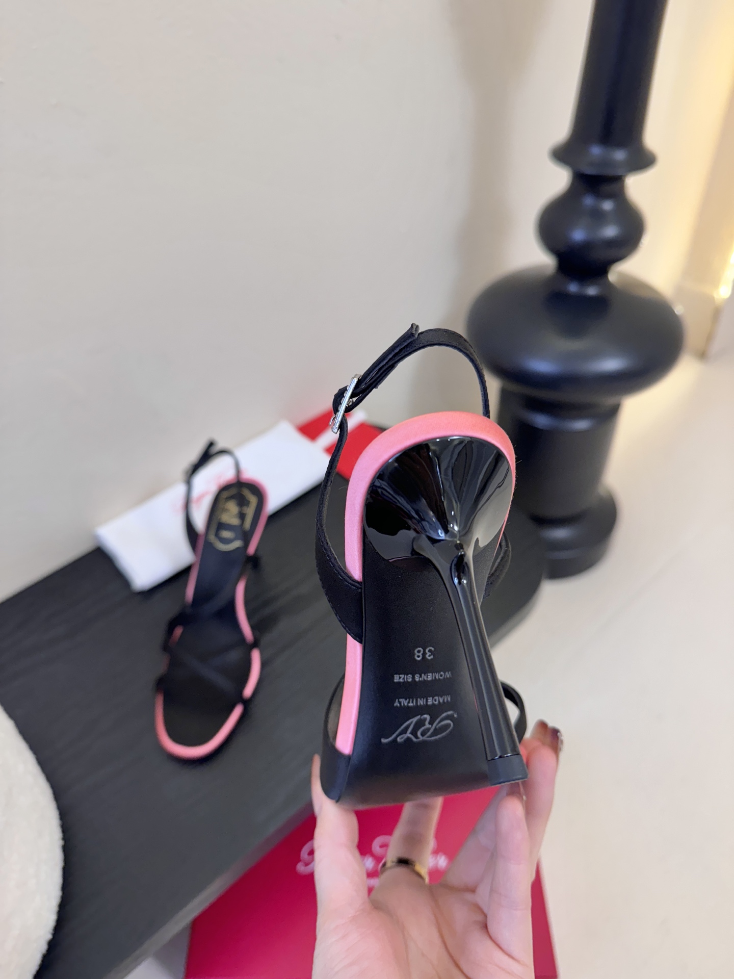 Roger Vivier罗杰·维维亚2026春夏最新款时装鞋超多明星网红种草 经典的尖头设计 玫瑰花扣装