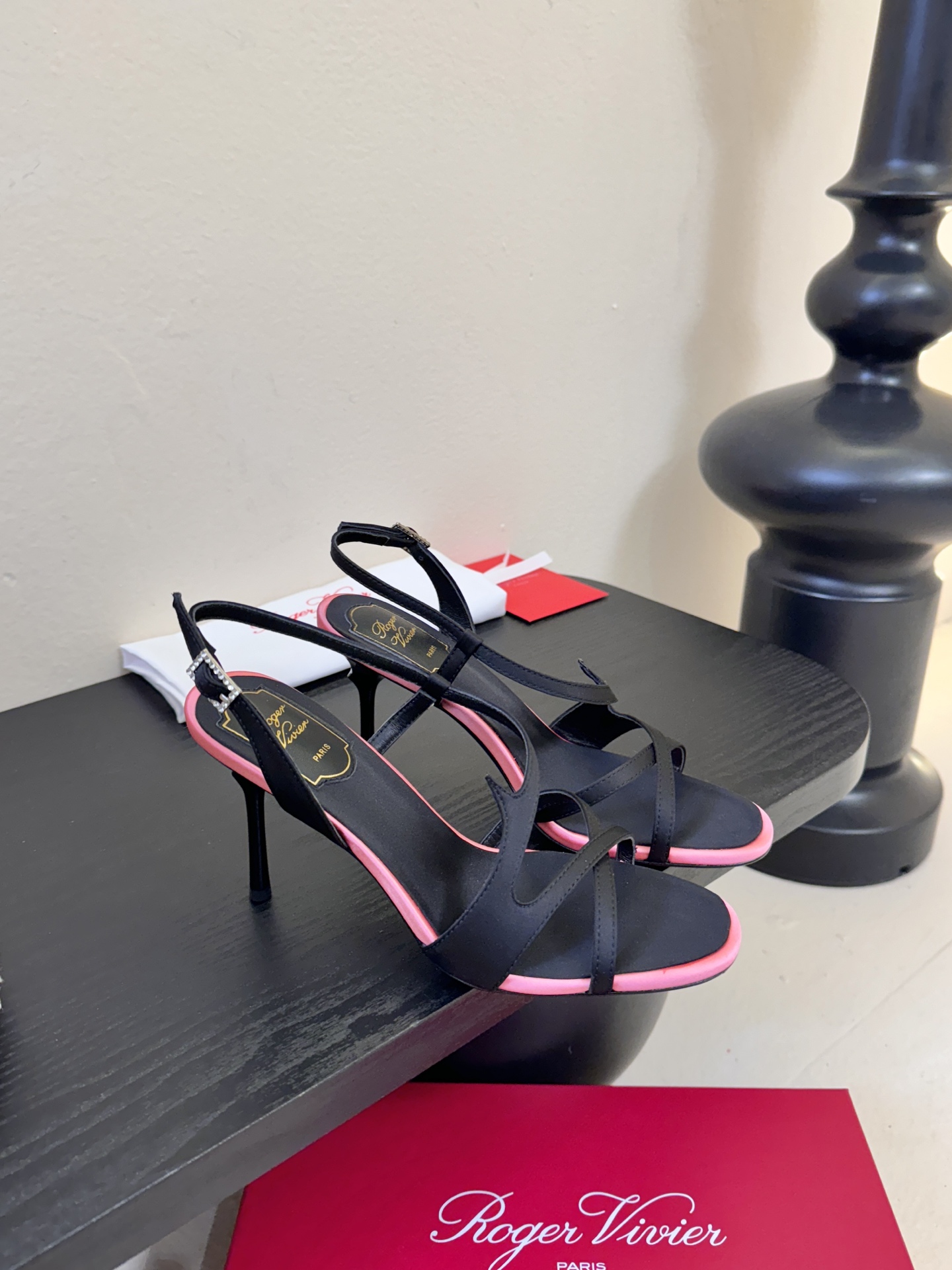 Roger Vivier罗杰·维维亚2026春夏最新款时装鞋超多明星网红种草 经典的尖头设计 玫瑰花扣装