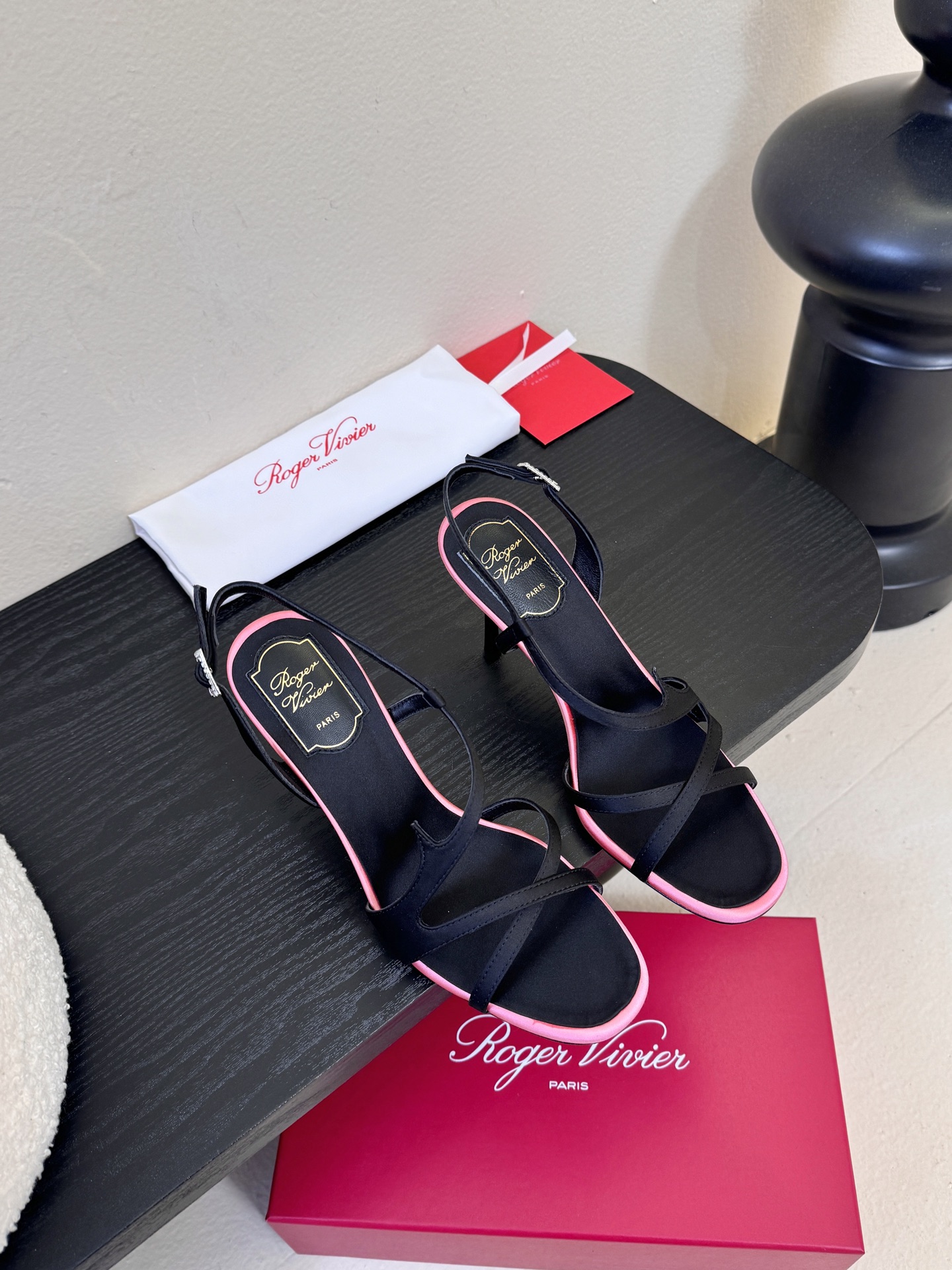 Roger Vivier罗杰·维维亚2026春夏最新款时装鞋超多明星网红种草 经典的尖头设计 玫瑰花扣装