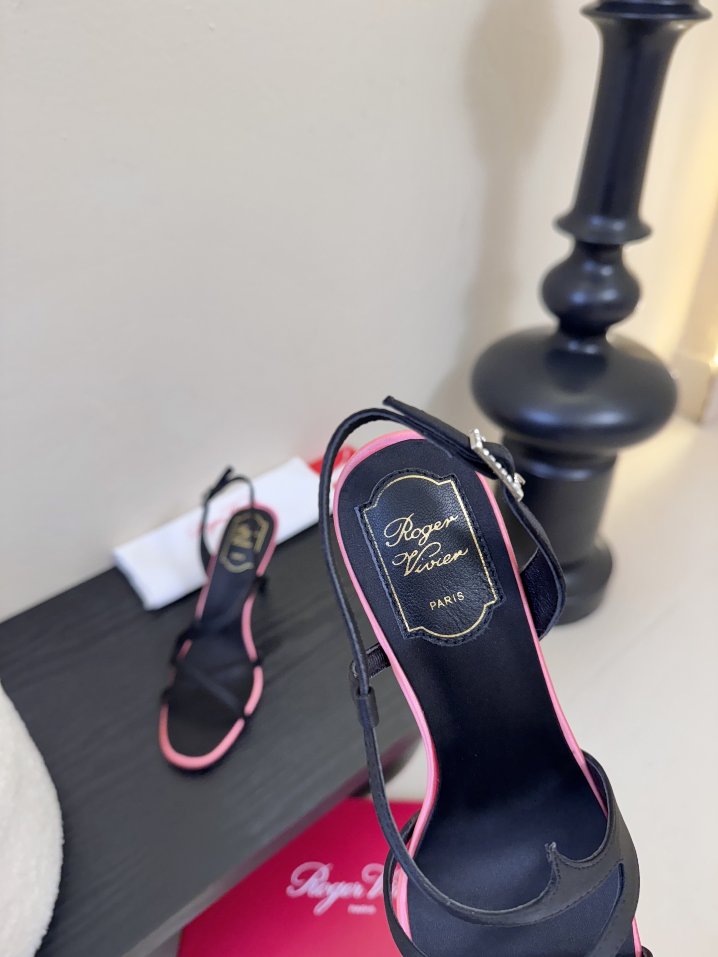 Roger Vivier罗杰·维维亚2026春夏最新款时装鞋超多明星网红种草 经典的尖头设计 玫瑰花扣装