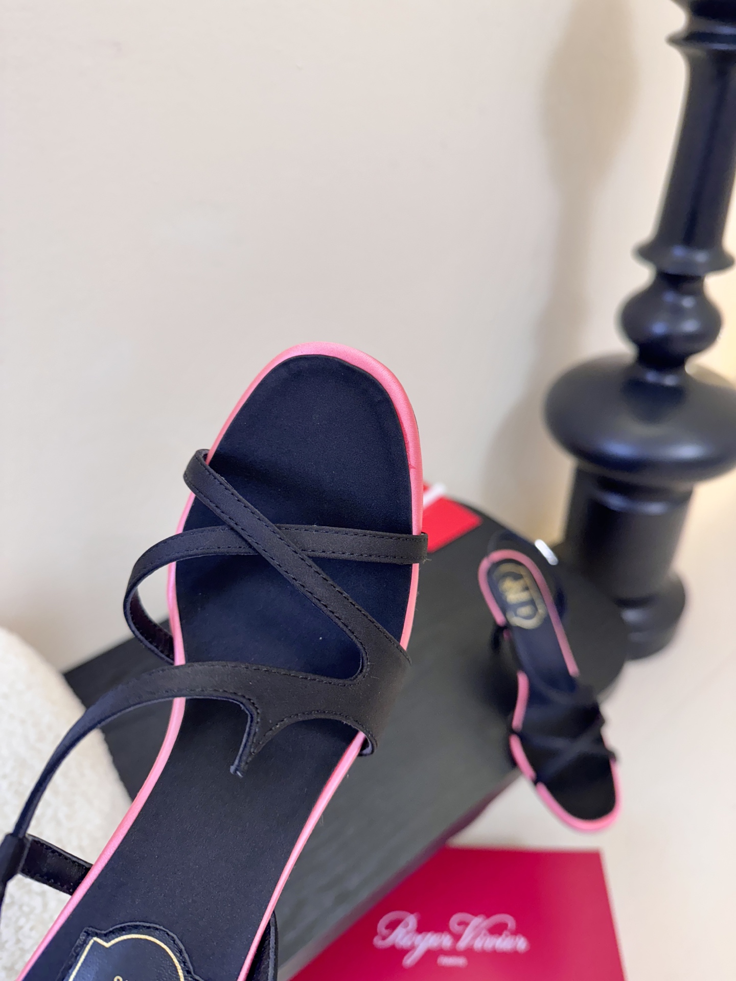 Roger Vivier罗杰·维维亚2026春夏最新款时装鞋超多明星网红种草 经典的尖头设计 玫瑰花扣装