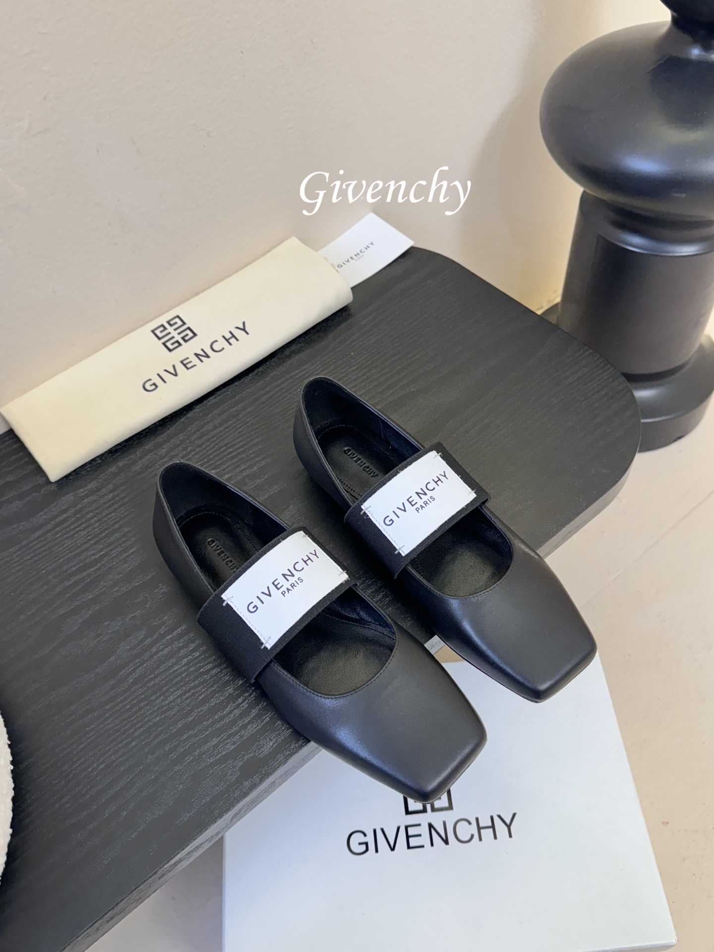 NO:725200,Givenchy Givenchy Zhang Ruonan's same style Sliced Square square toe ballet flats. Many celebrity fashion bloggers have planted grass. The square toe is cropped and has a relaxed and elegant temperament. It combines style and extreme comfort. The elastic band is embellished with the 'GIVENCHYPARIS' logo, which is full of personality. Paired with a skirt, trousers and casual pants, it perfectly shows the elegance of ballet shoes in different styles. The photo is beyond the photo  The upper is made of original imported cow patent leather/mirror cowhide, the lining is sheepskin, Italian A-grade genuine leather outsole Size 35-41 (40.41 custom-made and non-refundable), single shoes, givenchy, givenchy, flats, skirts, cowhide, sheepskin, Leather soles19860909Givenchy纪梵希章若楠同款Sliced Square方头芭蕾舞平底鞋 超多明星时尚博主种草 裁切方头,轻松优雅气质.兼顾风格与极度舒适,弹性饰带缀”GIVENCHYPARIS“标识,个性十足. 搭配裙装西裤休闲裤,完美呈现不同风格下芭蕾舞鞋的优雅气质,拍照超出片 鞋面采用原版进口牛漆皮/镜面牛皮,内里垫脚羊皮,意大利A级真皮大底Size35-41（40.41定做不退换）,单鞋,givenchy,givenchy,flats,skirts,cowhide,sheepskin,Leather soles,Women's Shoes