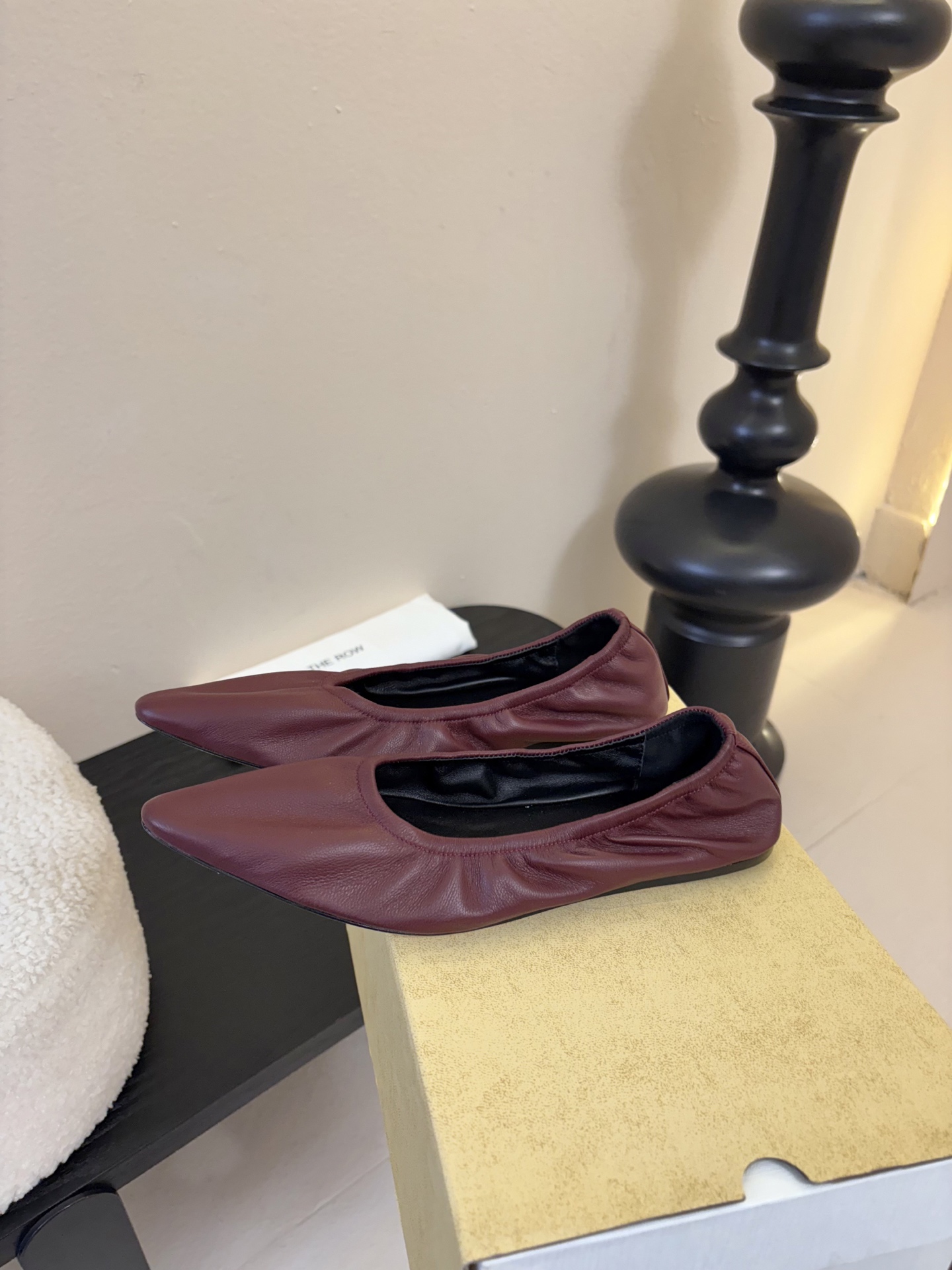 the row 26春夏新款后松紧尖头平底简易单鞋！每一季新品都吸引着时髦精的注意，这款小跟鞋一如既往的