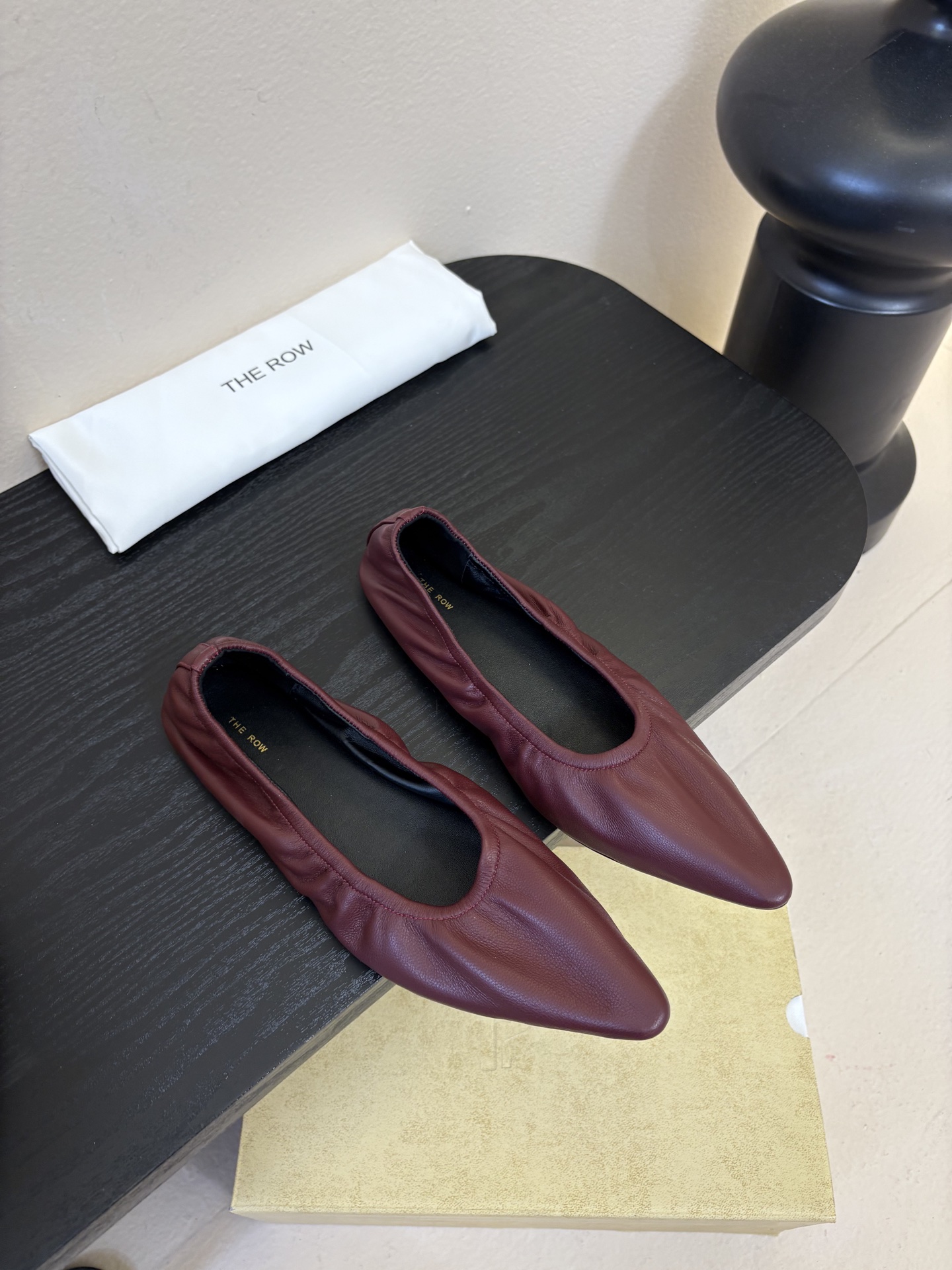 the row 26春夏新款后松紧尖头平底简易单鞋！每一季新品都吸引着时髦精的注意，这款小跟鞋一如既往的