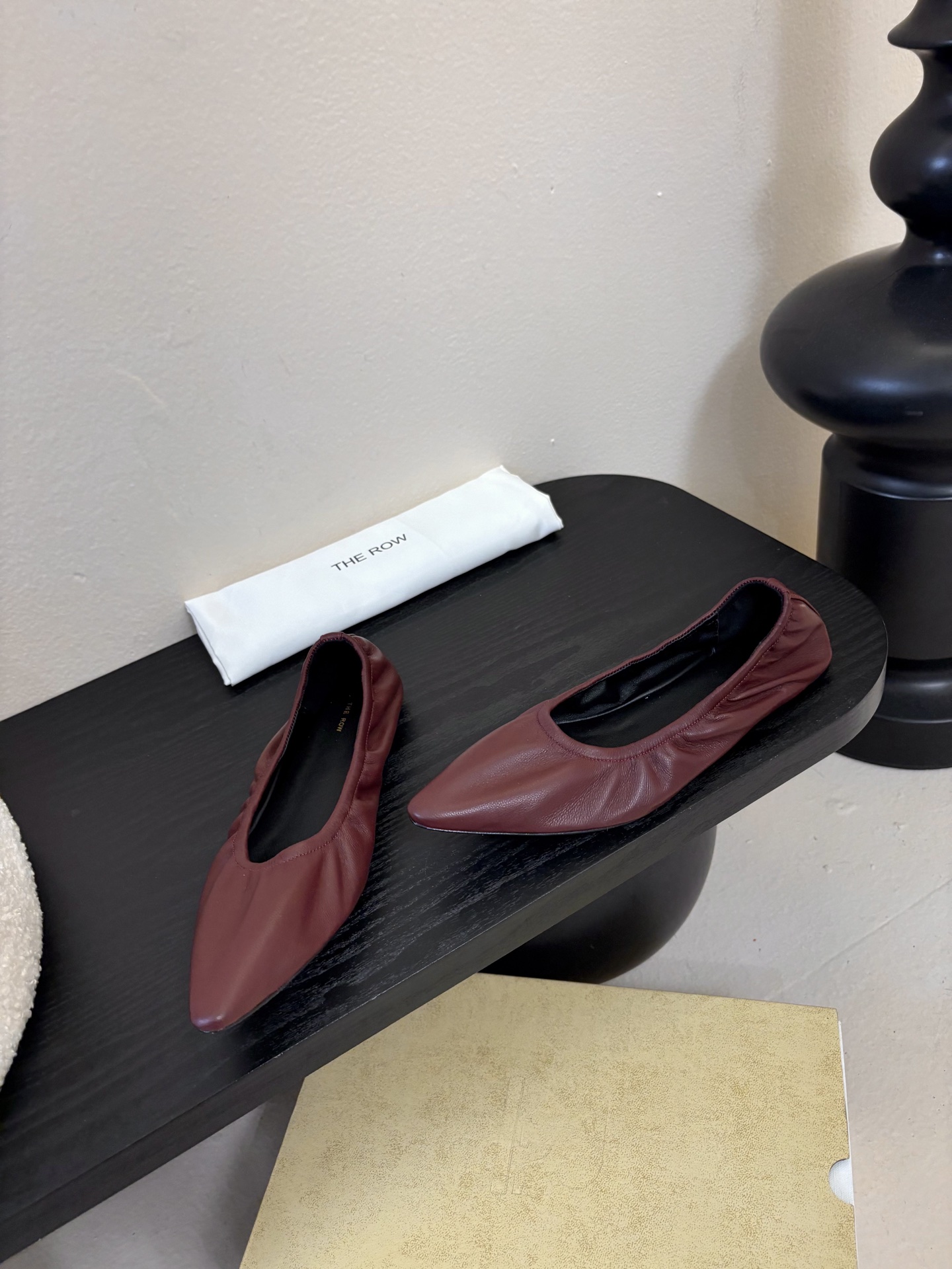 the row 26春夏新款后松紧尖头平底简易单鞋！每一季新品都吸引着时髦精的注意，这款小跟鞋一如既往的