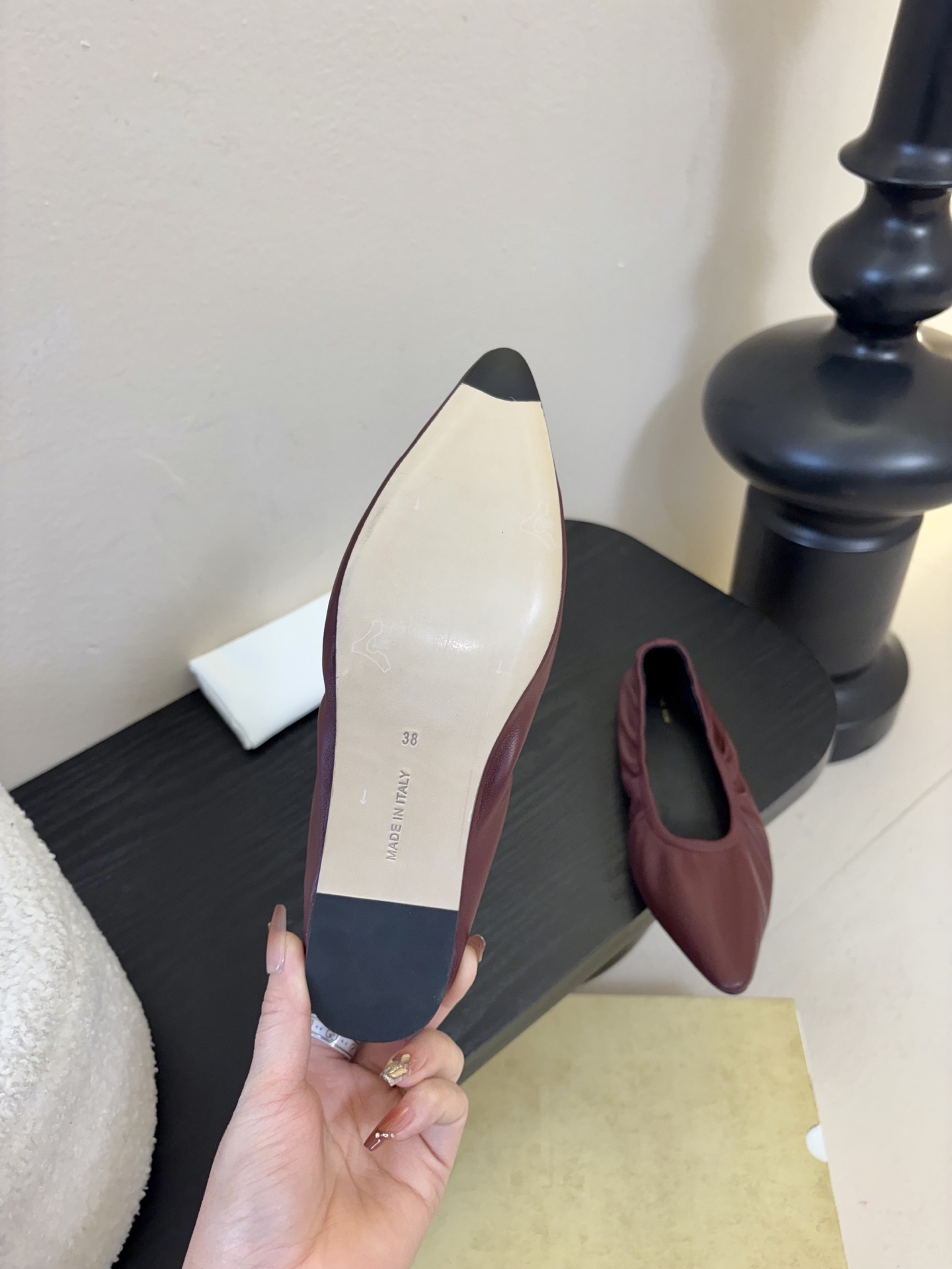 the row 26春夏新款后松紧尖头平底简易单鞋！每一季新品都吸引着时髦精的注意，这款小跟鞋一如既往的