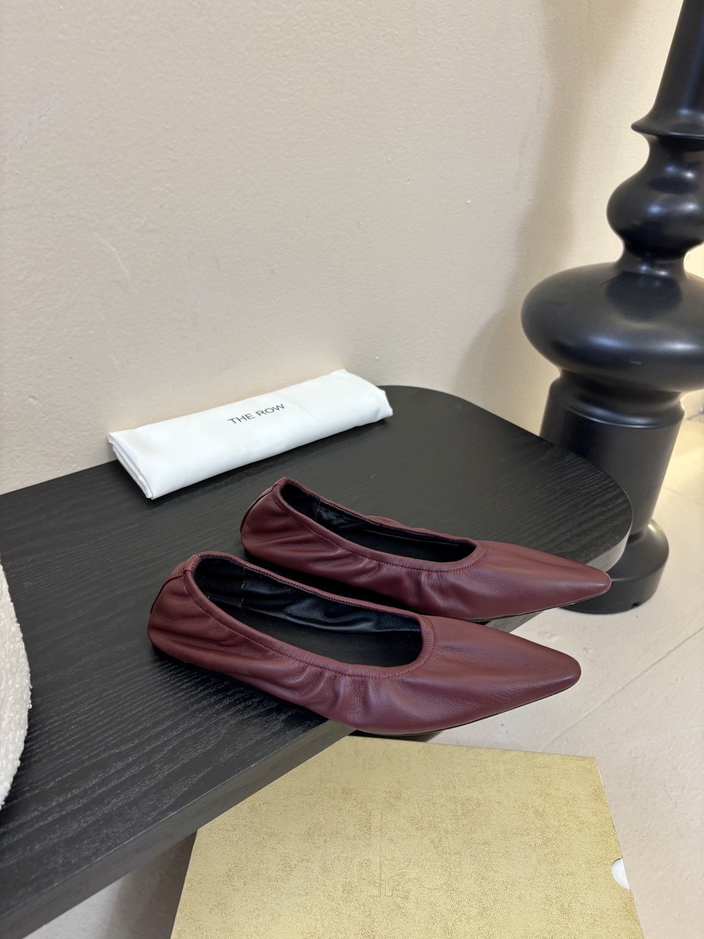 the row 26春夏新款后松紧尖头平底简易单鞋！每一季新品都吸引着时髦精的注意，这款小跟鞋一如既往的