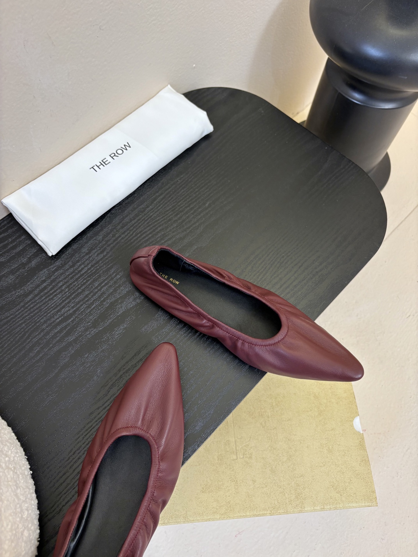 the row 26春夏新款后松紧尖头平底简易单鞋！每一季新品都吸引着时髦精的注意，这款小跟鞋一如既往的