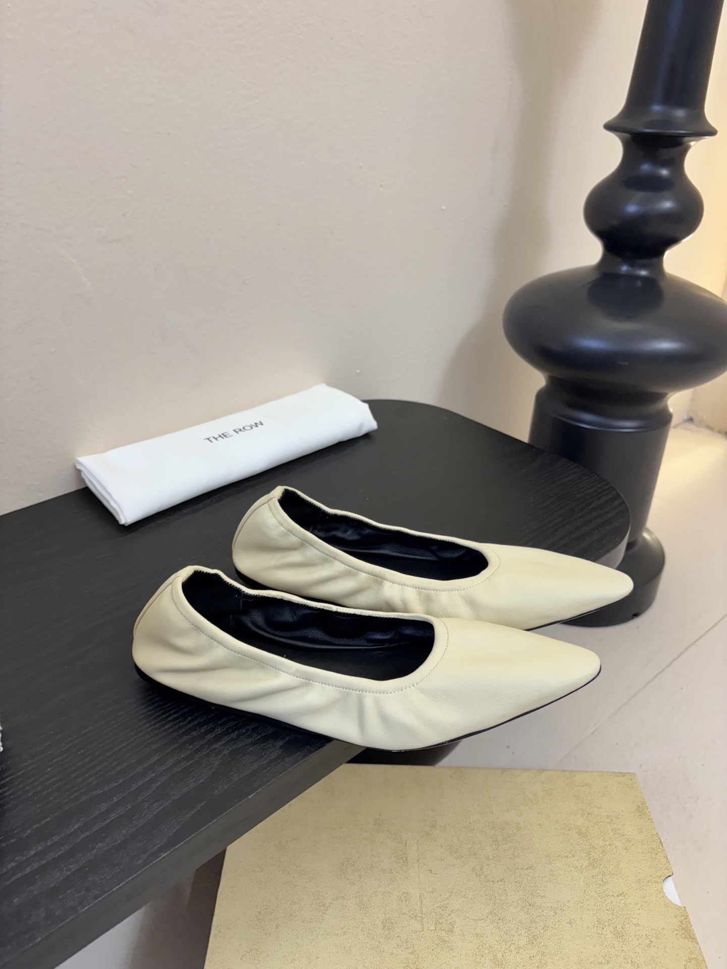 the row 26春夏新款后松紧尖头平底简易单鞋！每一季新品都吸引着时髦精的注意，这款小跟鞋一如既往的