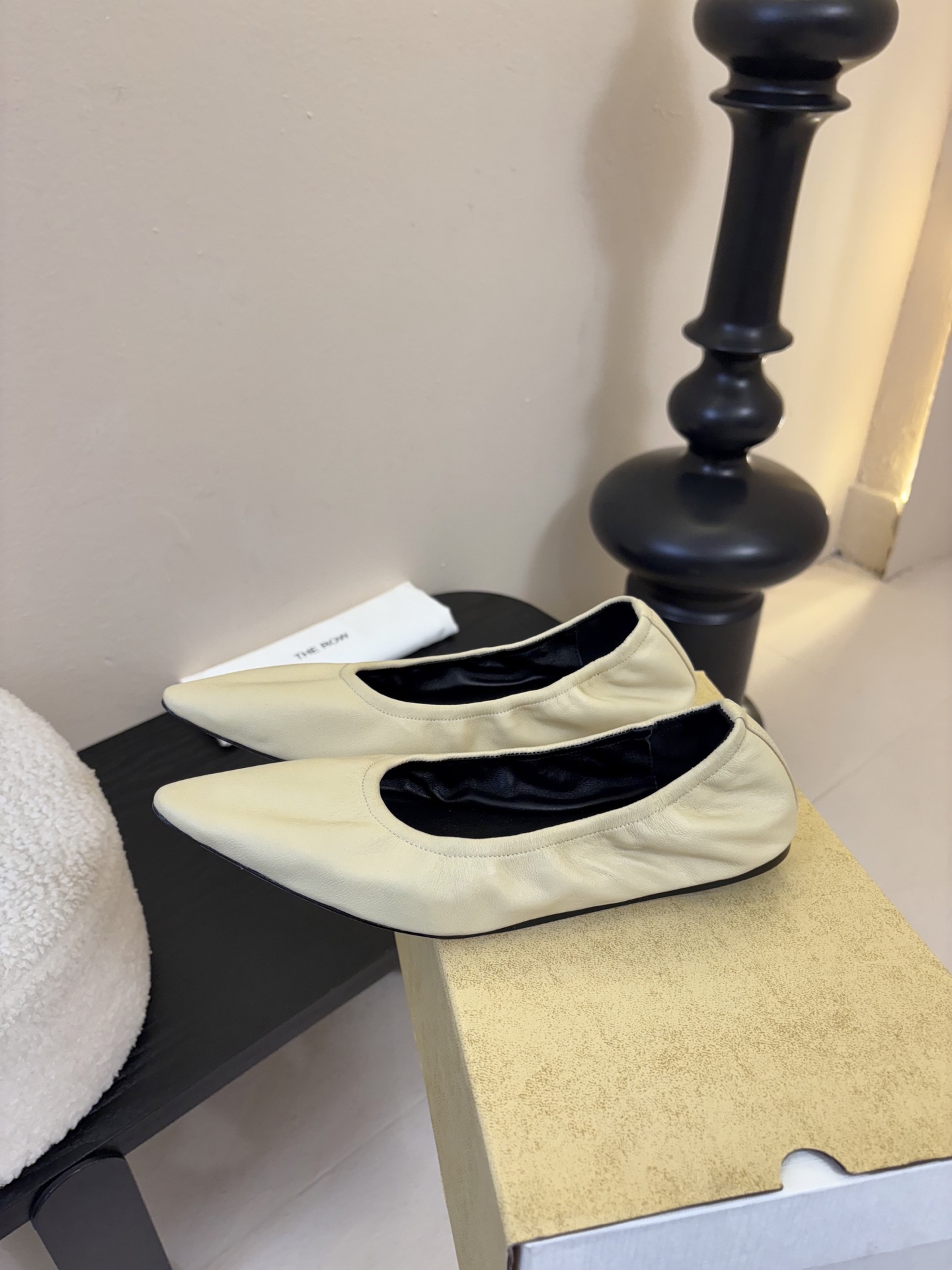 the row 26春夏新款后松紧尖头平底简易单鞋！每一季新品都吸引着时髦精的注意，这款小跟鞋一如既往的