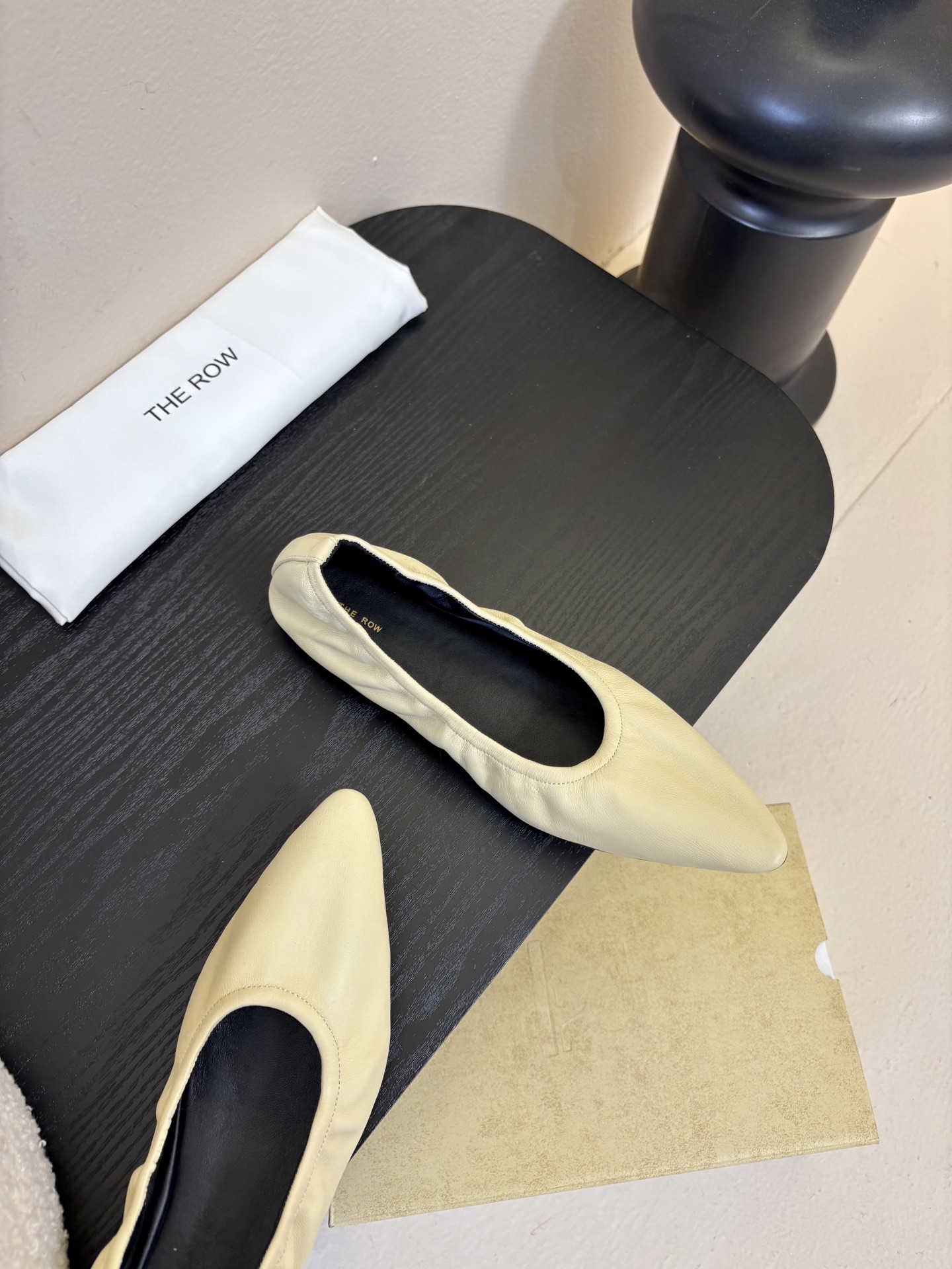 the row 26春夏新款后松紧尖头平底简易单鞋！每一季新品都吸引着时髦精的注意，这款小跟鞋一如既往的