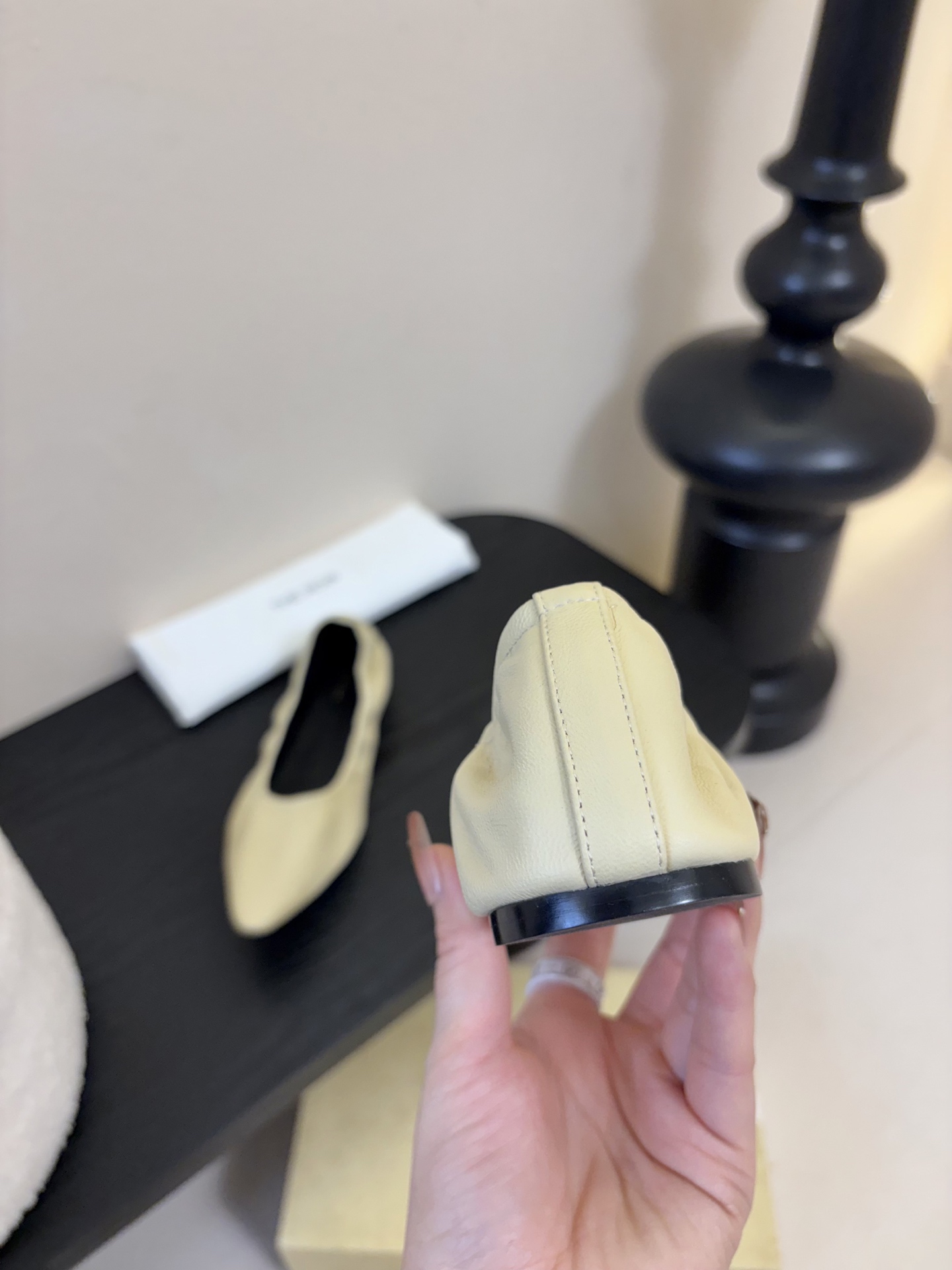 the row 26春夏新款后松紧尖头平底简易单鞋！每一季新品都吸引着时髦精的注意，这款小跟鞋一如既往的