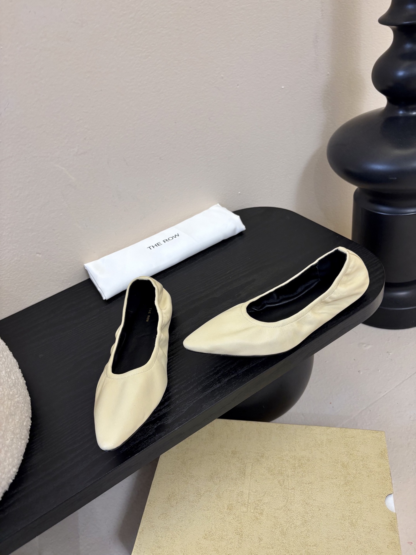 the row 26春夏新款后松紧尖头平底简易单鞋！每一季新品都吸引着时髦精的注意，这款小跟鞋一如既往的