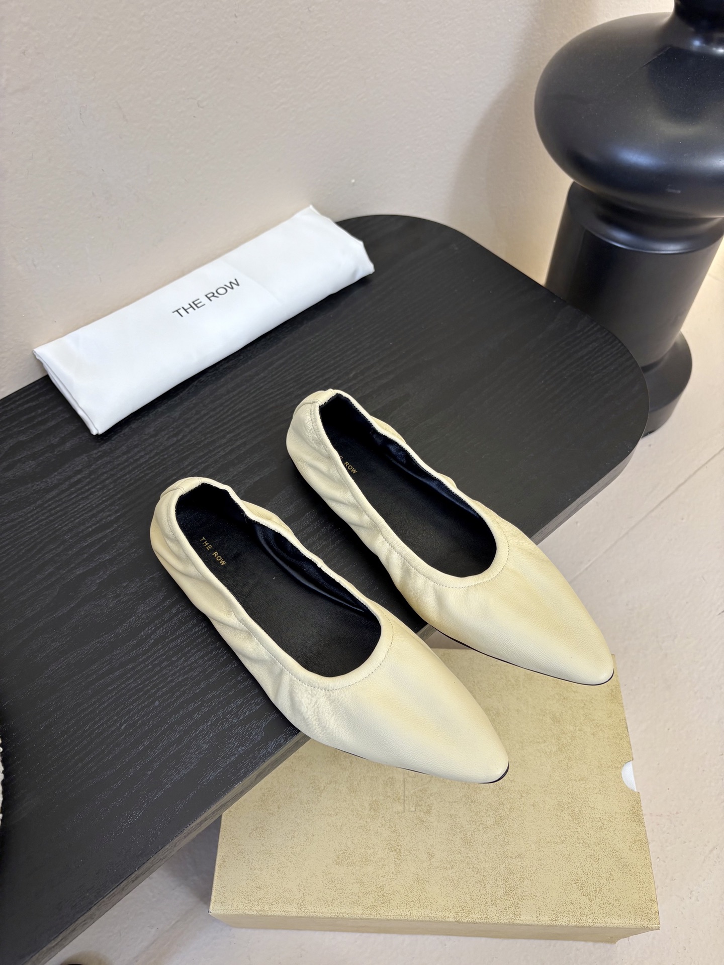 the row 26春夏新款后松紧尖头平底简易单鞋！每一季新品都吸引着时髦精的注意，这款小跟鞋一如既往的