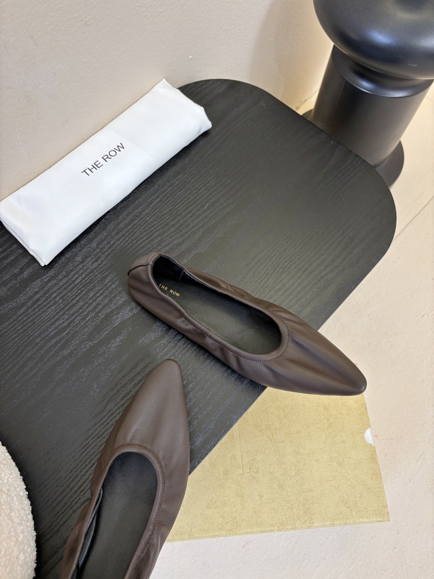 the row 26春夏新款后松紧尖头平底简易单鞋！每一季新品都吸引着时髦精的注意，这款小跟鞋一如既往的