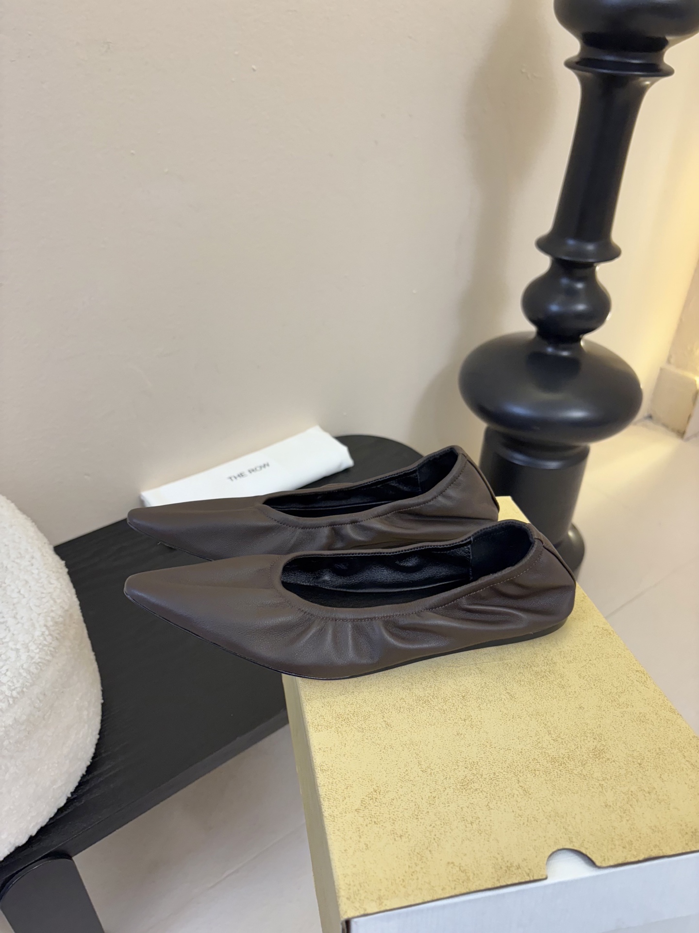 the row 26春夏新款后松紧尖头平底简易单鞋！每一季新品都吸引着时髦精的注意，这款小跟鞋一如既往的