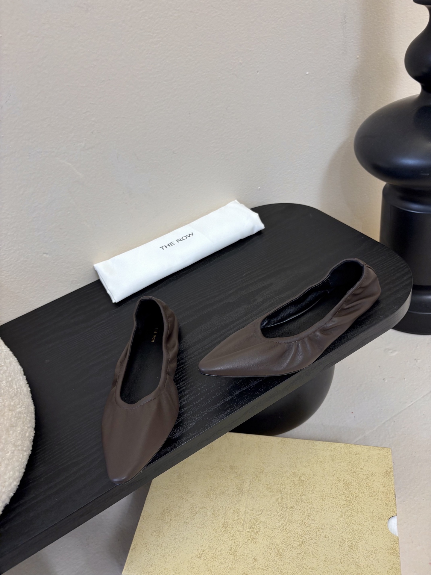 the row 26春夏新款后松紧尖头平底简易单鞋！每一季新品都吸引着时髦精的注意，这款小跟鞋一如既往的