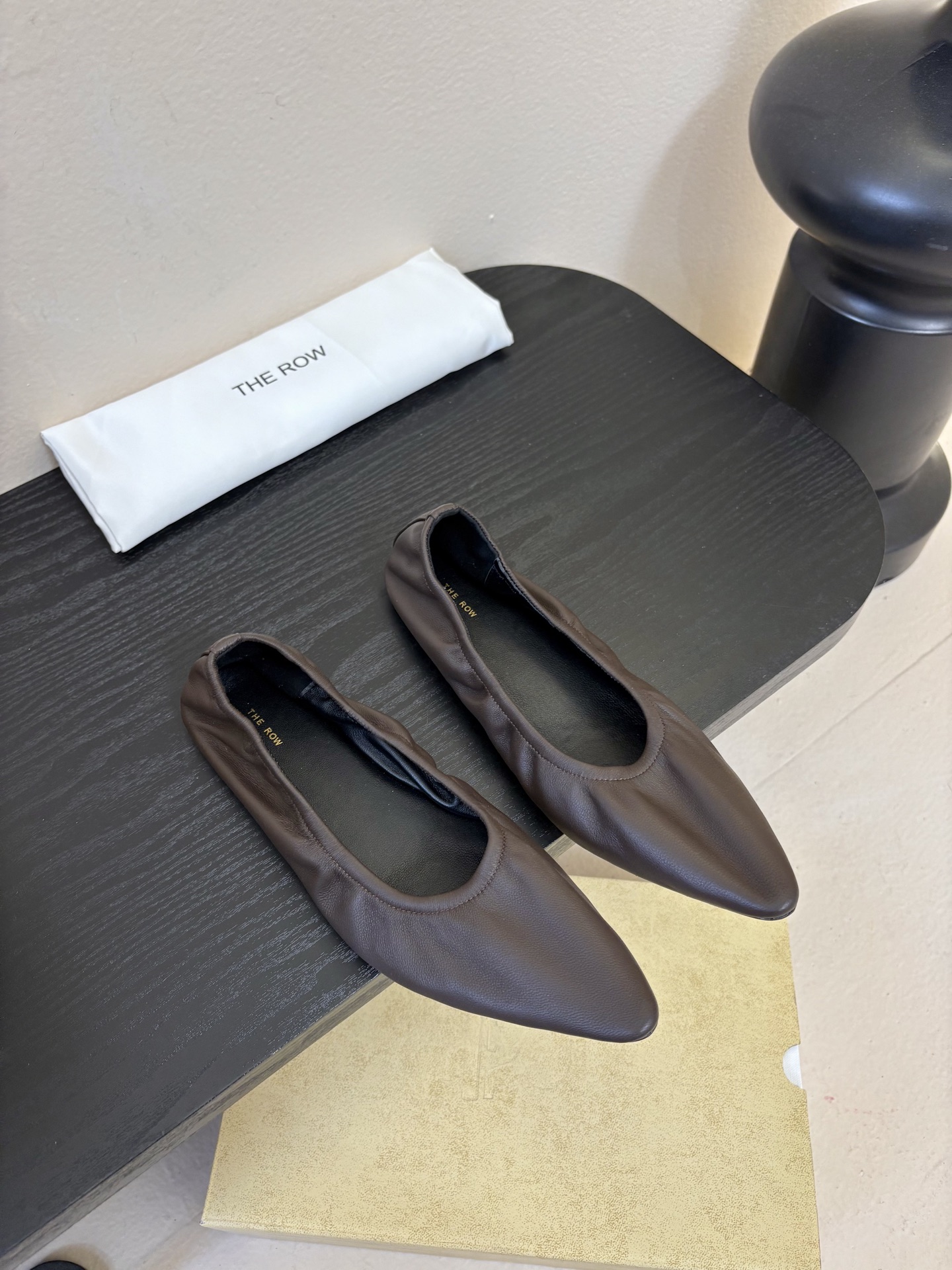 the row 26春夏新款后松紧尖头平底简易单鞋！每一季新品都吸引着时髦精的注意，这款小跟鞋一如既往的