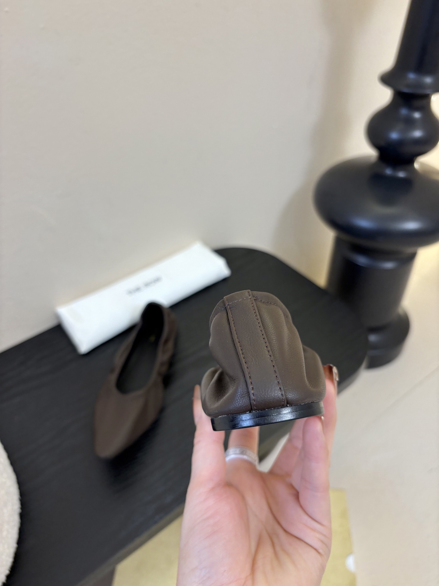 the row 26春夏新款后松紧尖头平底简易单鞋！每一季新品都吸引着时髦精的注意，这款小跟鞋一如既往的