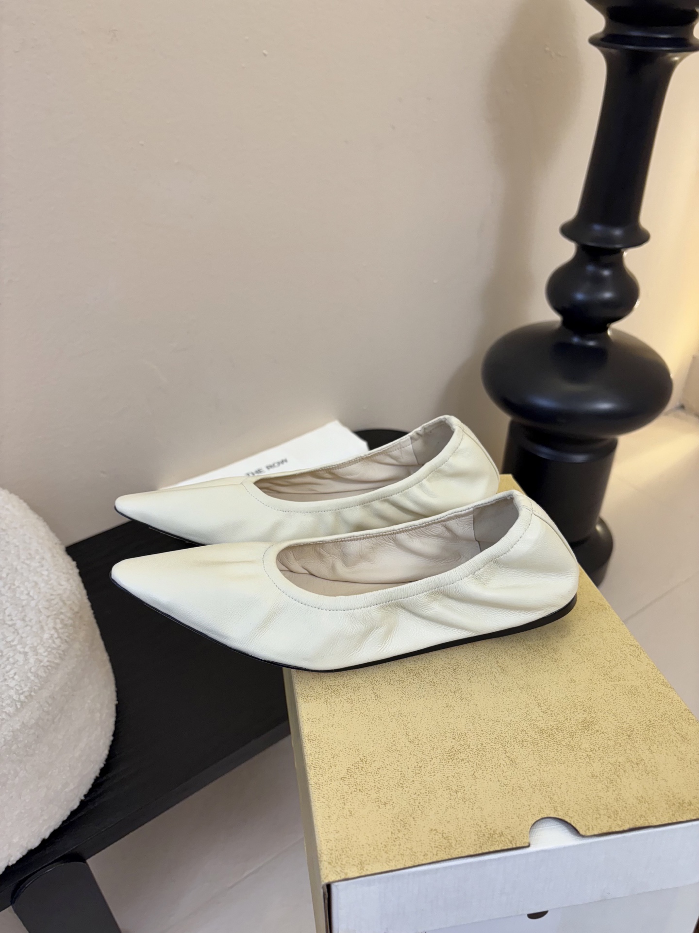 the row 26春夏新款后松紧尖头平底简易单鞋！每一季新品都吸引着时髦精的注意，这款小跟鞋一如既往的