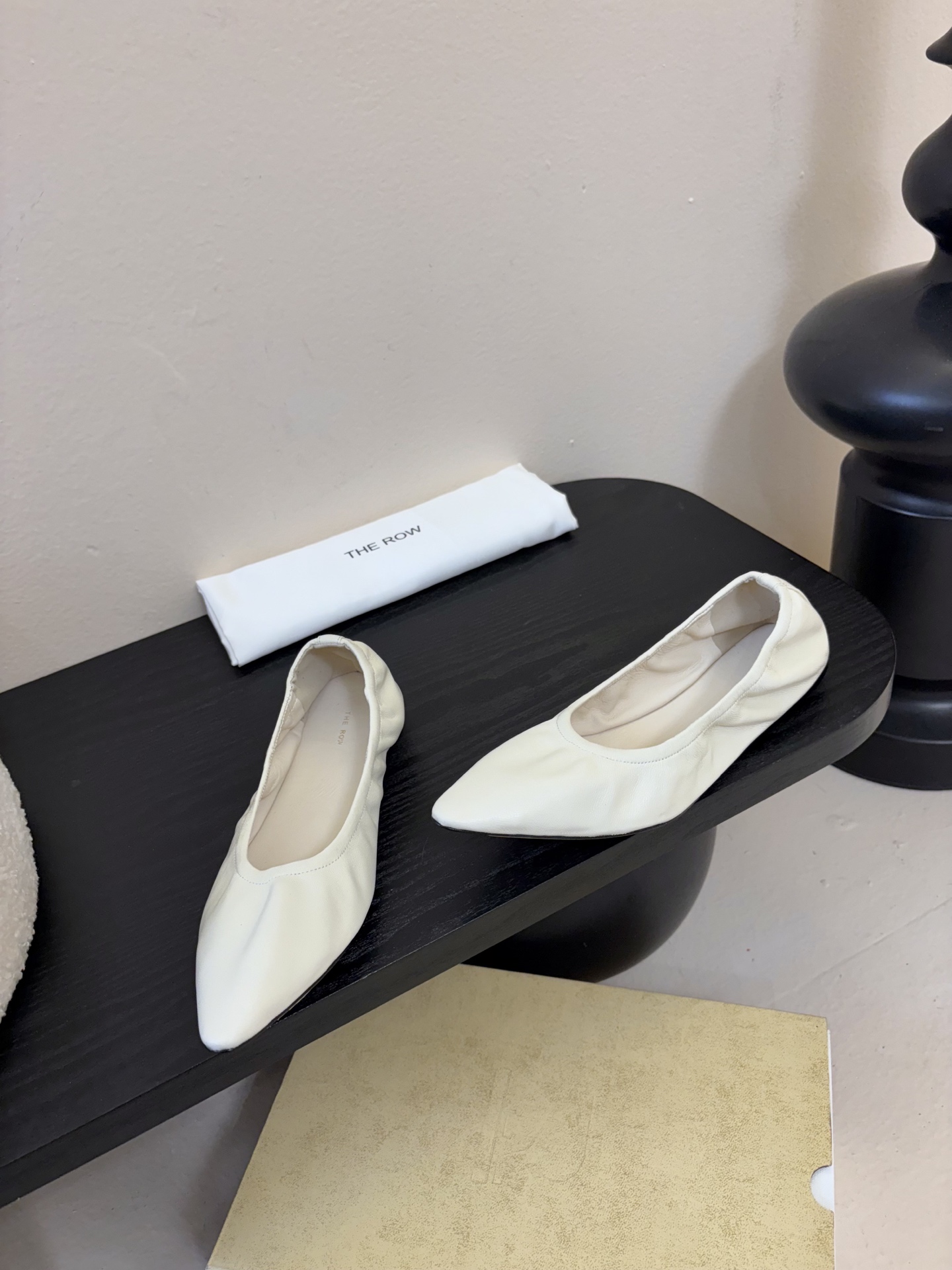 the row 26春夏新款后松紧尖头平底简易单鞋！每一季新品都吸引着时髦精的注意，这款小跟鞋一如既往的