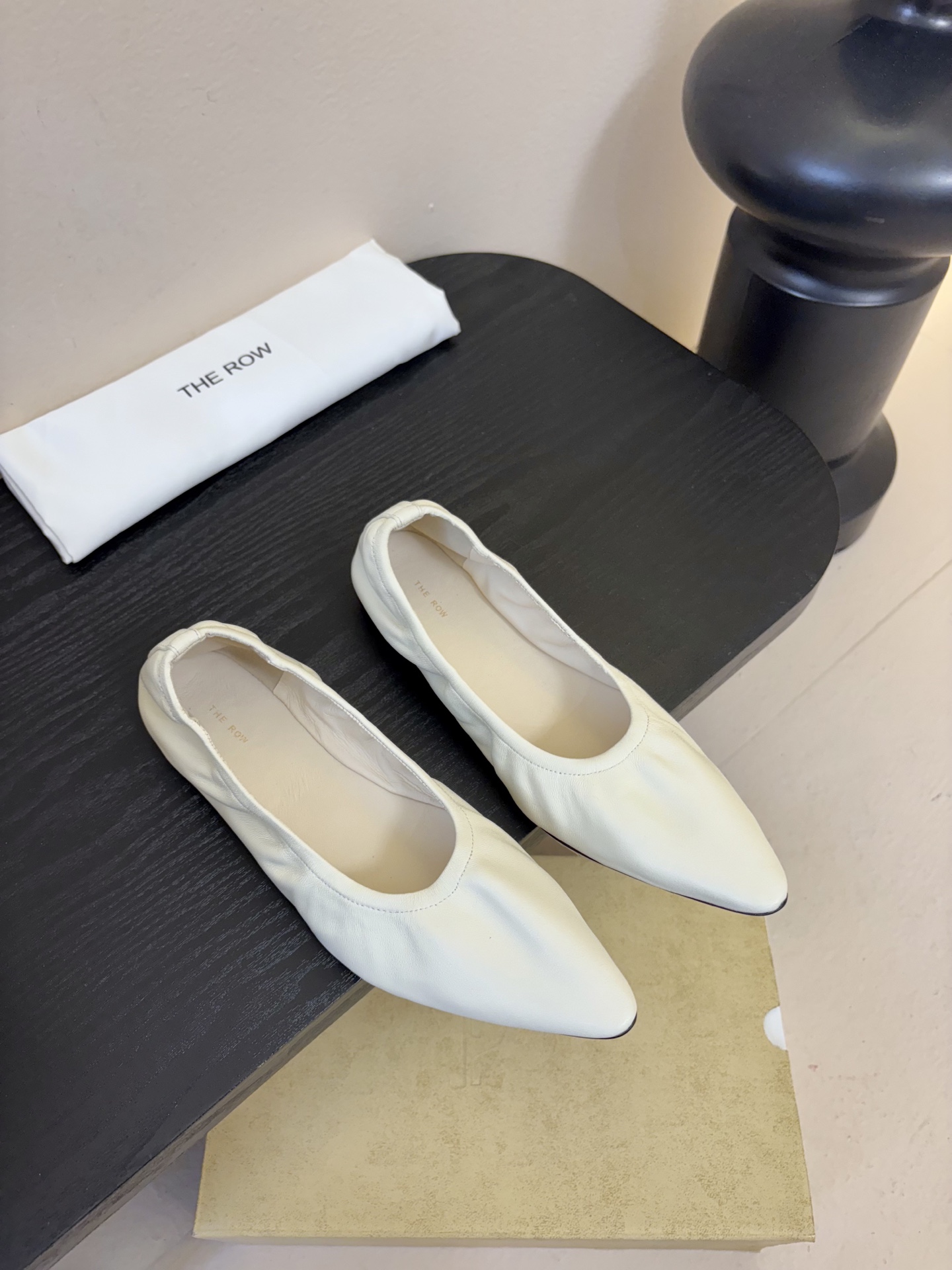 the row 26春夏新款后松紧尖头平底简易单鞋！每一季新品都吸引着时髦精的注意，这款小跟鞋一如既往的