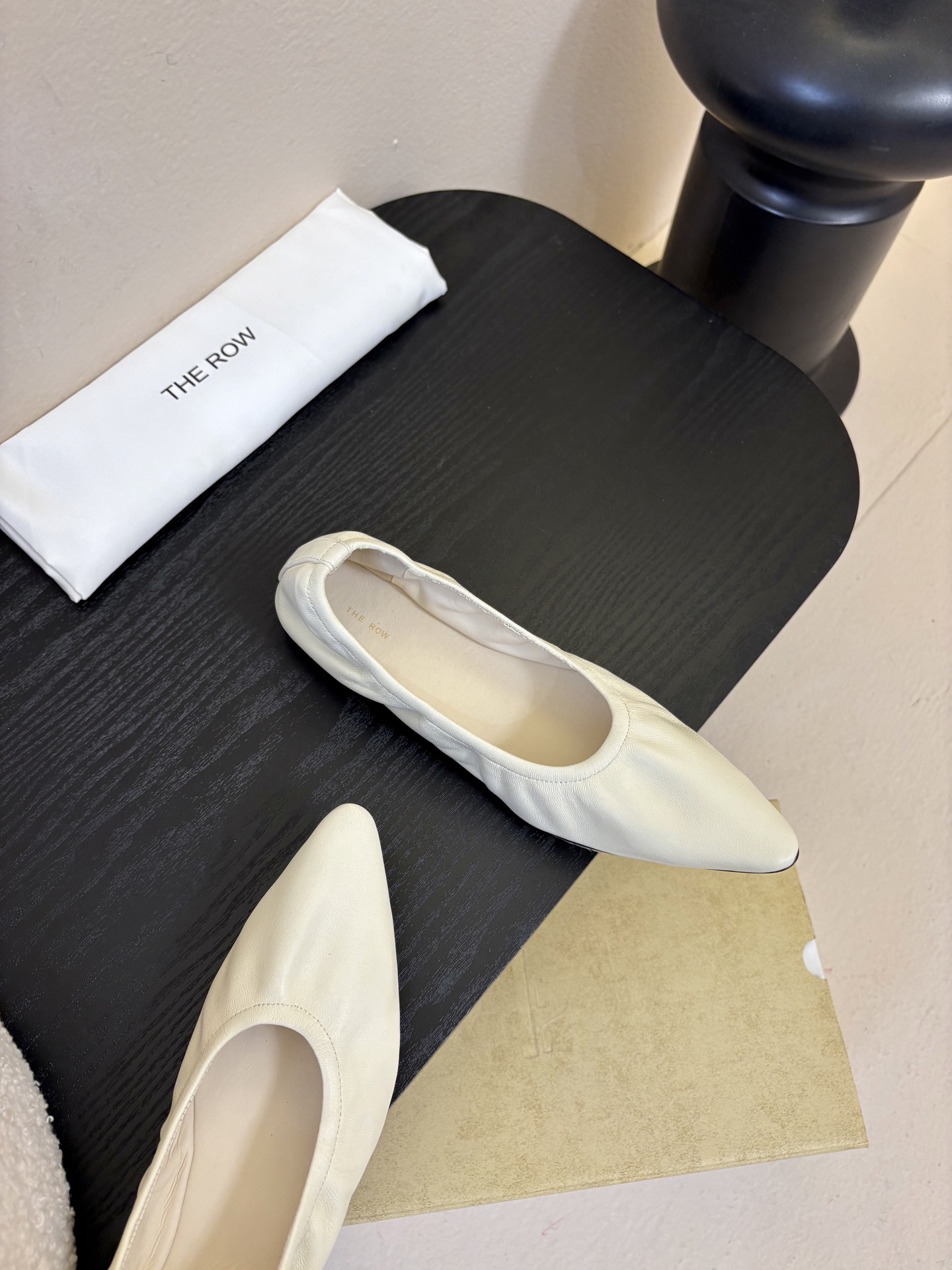 the row 26春夏新款后松紧尖头平底简易单鞋！每一季新品都吸引着时髦精的注意，这款小跟鞋一如既往的