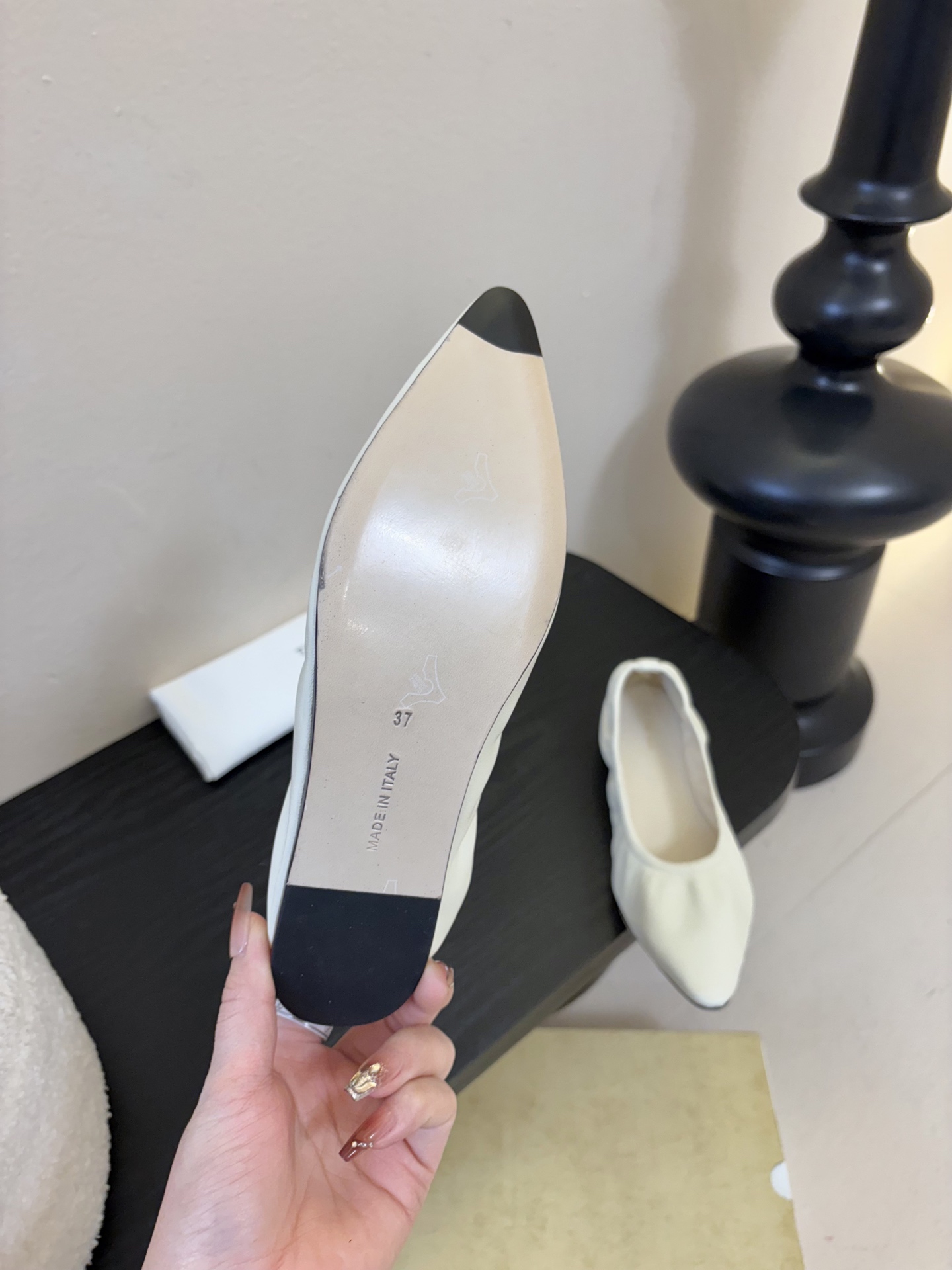 the row 26春夏新款后松紧尖头平底简易单鞋！每一季新品都吸引着时髦精的注意，这款小跟鞋一如既往的