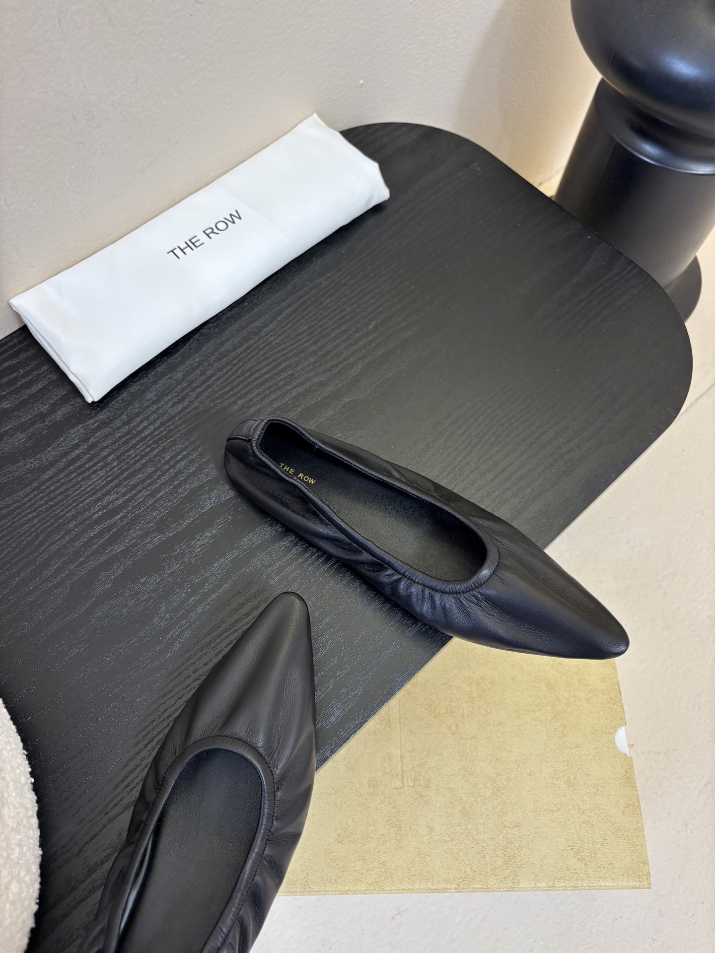 the row 26春夏新款后松紧尖头平底简易单鞋！每一季新品都吸引着时髦精的注意，这款小跟鞋一如既往的