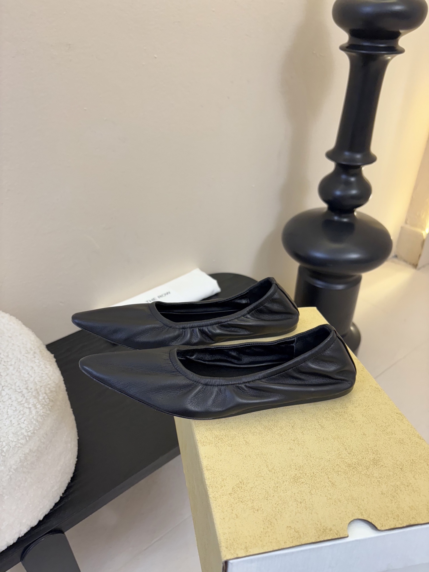 the row 26春夏新款后松紧尖头平底简易单鞋！每一季新品都吸引着时髦精的注意，这款小跟鞋一如既往的