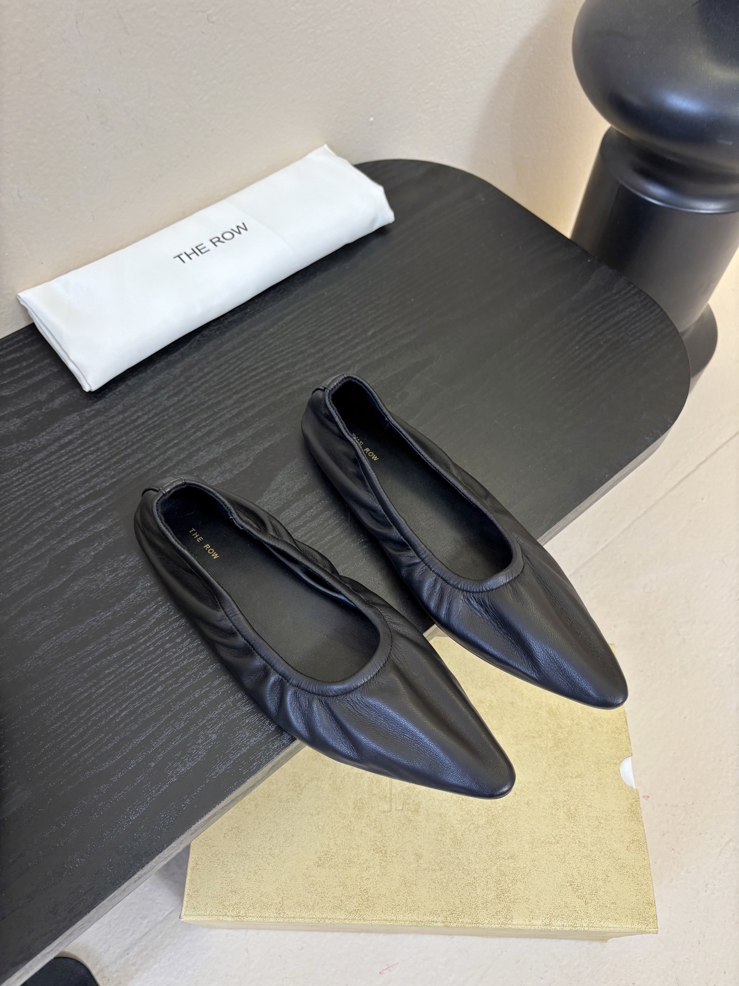 NO:725205,the row 26 new spring and summer new elastic pointed toe flat simple shoes!  New products every season attract the attention of fashionistas. This small heel shoe has the same minimalist design as always. It is simple, elegant and intellectual, with full sense of lines. It is casually matched with the temperament of a goddess, making it comfortable to walk without getting tired!  The upper is made of mixed sheepskin, the inner foot pads are imported sheepskin, and the injection molded leather outsole is imported from Italy. Size number: 35-41 (41 customized, non-returnable). Comes with original packaging, single shoes, sheepskin, and Leather soles.19860909the row 26春夏新款后松紧尖头平底简易单鞋！ 每一季新品都吸引着时髦精的注意,这款小跟鞋一如既往的极简风设计,简洁大气优雅知性,线条感十足,随性搭配气质女神,舒适行走不累！ 鞋面采用混种羊皮 内里脚垫进口羊皮 意大利进口注塑真皮大底 码数:35-41（41定做不退换） 配原版包装,单鞋,sheepskin,Leather soles,Women's Shoes