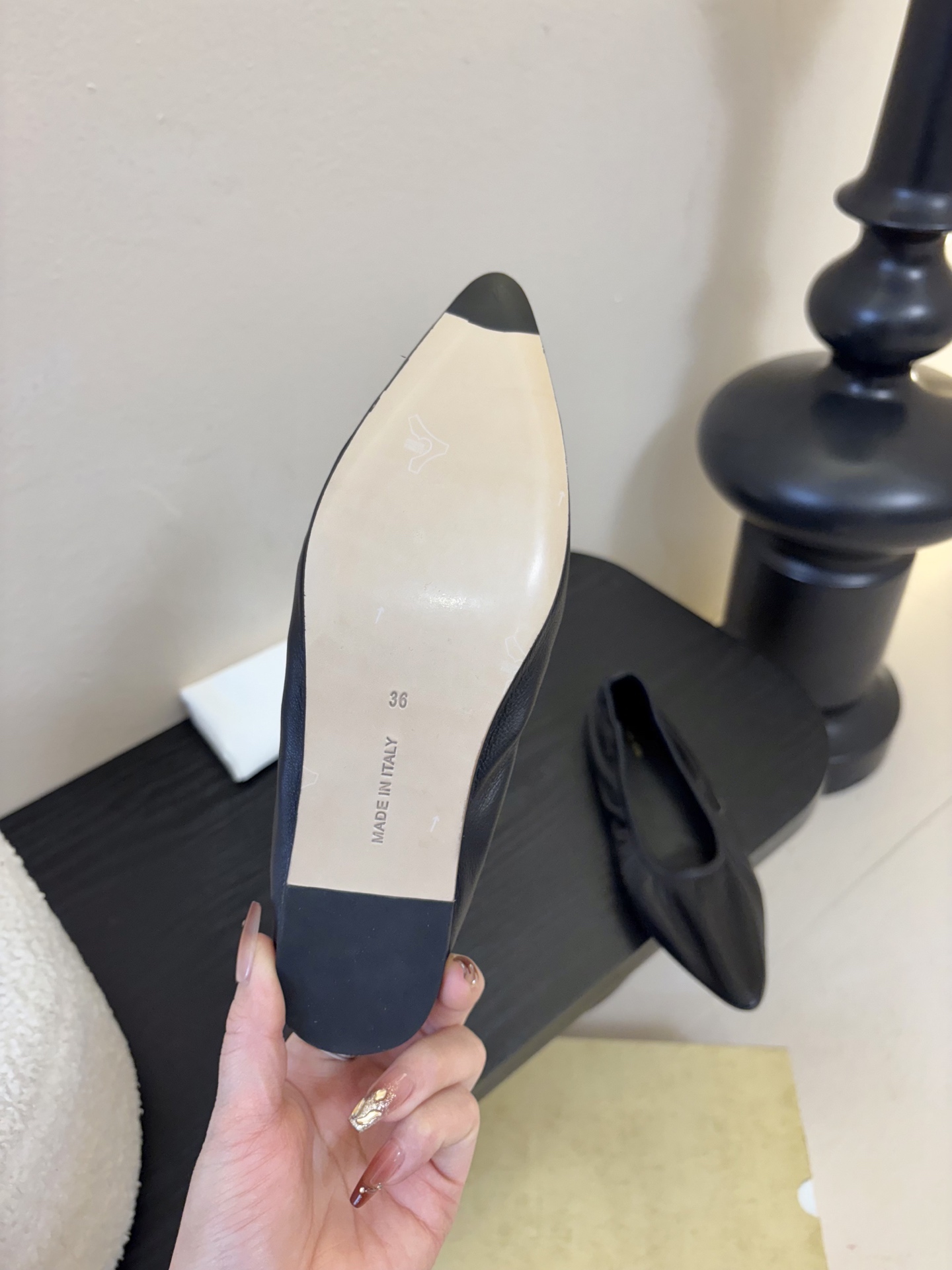 the row 26春夏新款后松紧尖头平底简易单鞋！每一季新品都吸引着时髦精的注意，这款小跟鞋一如既往的