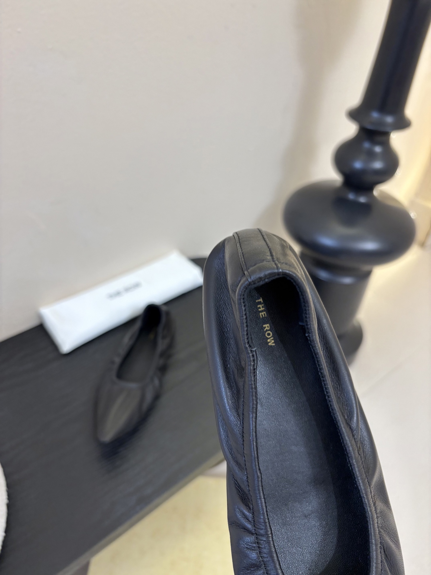 the row 26春夏新款后松紧尖头平底简易单鞋！每一季新品都吸引着时髦精的注意，这款小跟鞋一如既往的