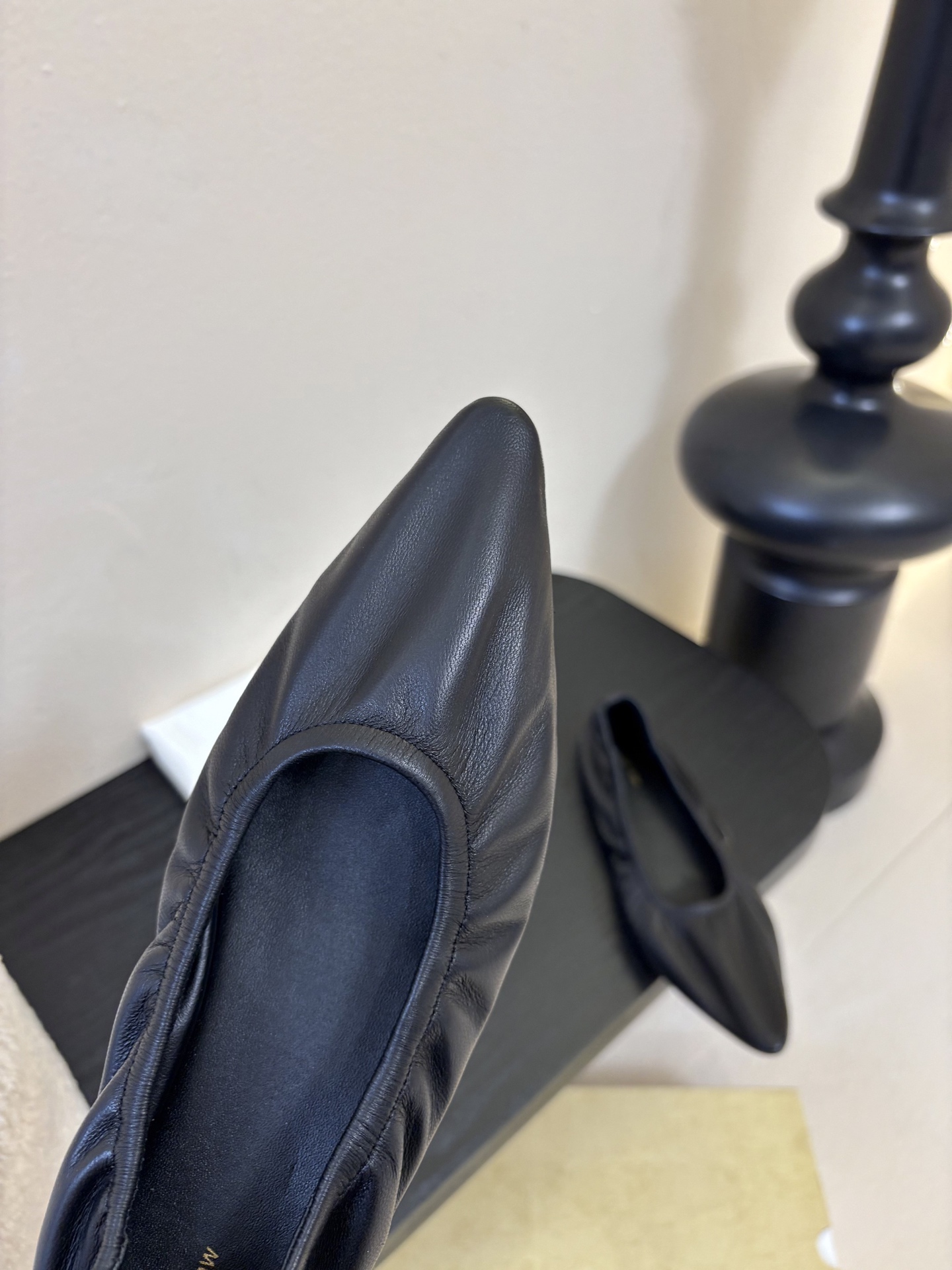 the row 26春夏新款后松紧尖头平底简易单鞋！每一季新品都吸引着时髦精的注意，这款小跟鞋一如既往的