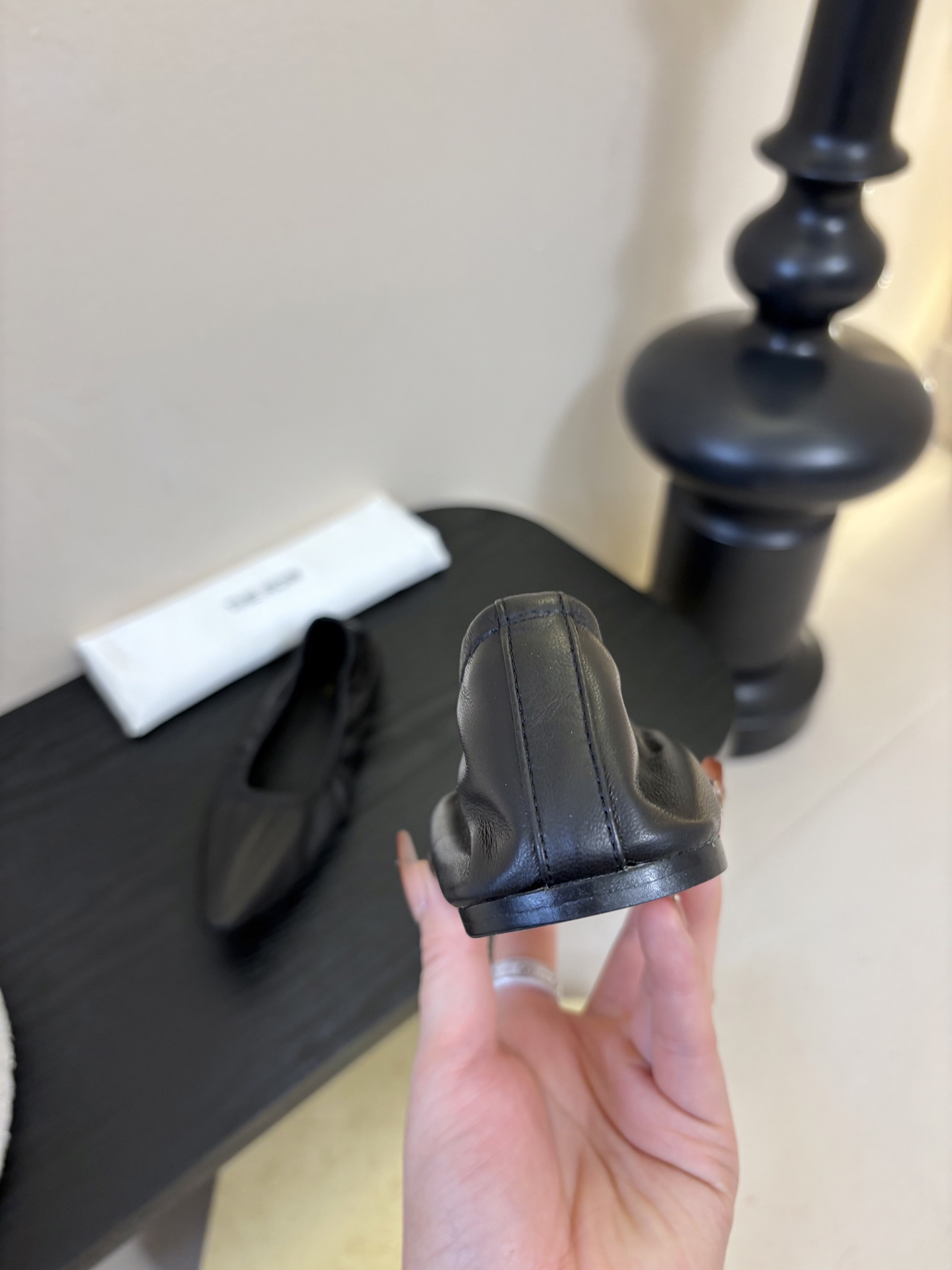 the row 26春夏新款后松紧尖头平底简易单鞋！每一季新品都吸引着时髦精的注意，这款小跟鞋一如既往的