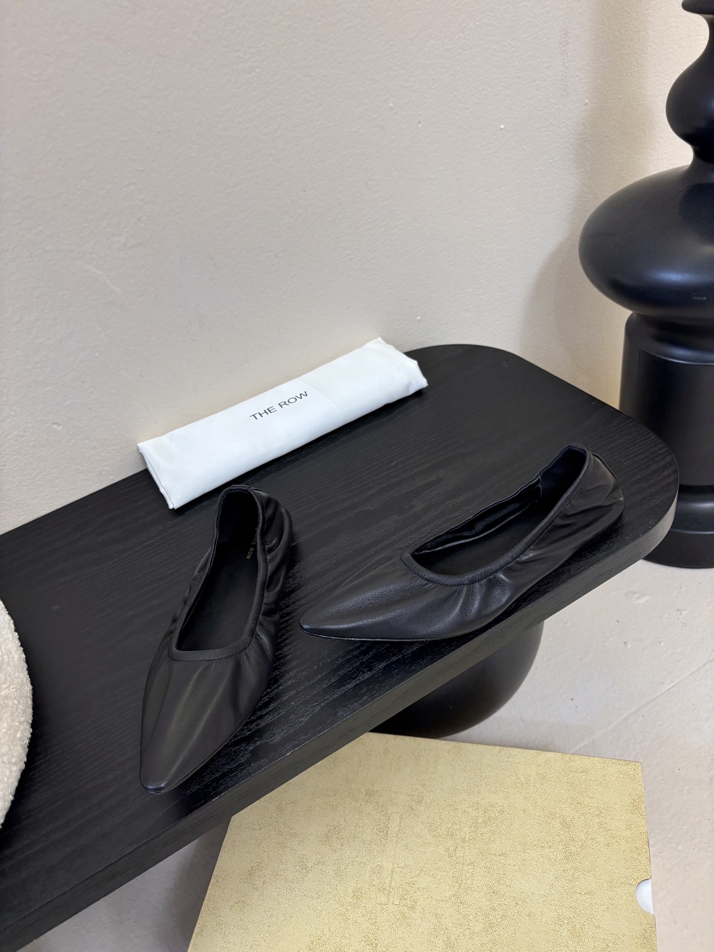 the row 26春夏新款后松紧尖头平底简易单鞋！每一季新品都吸引着时髦精的注意，这款小跟鞋一如既往的