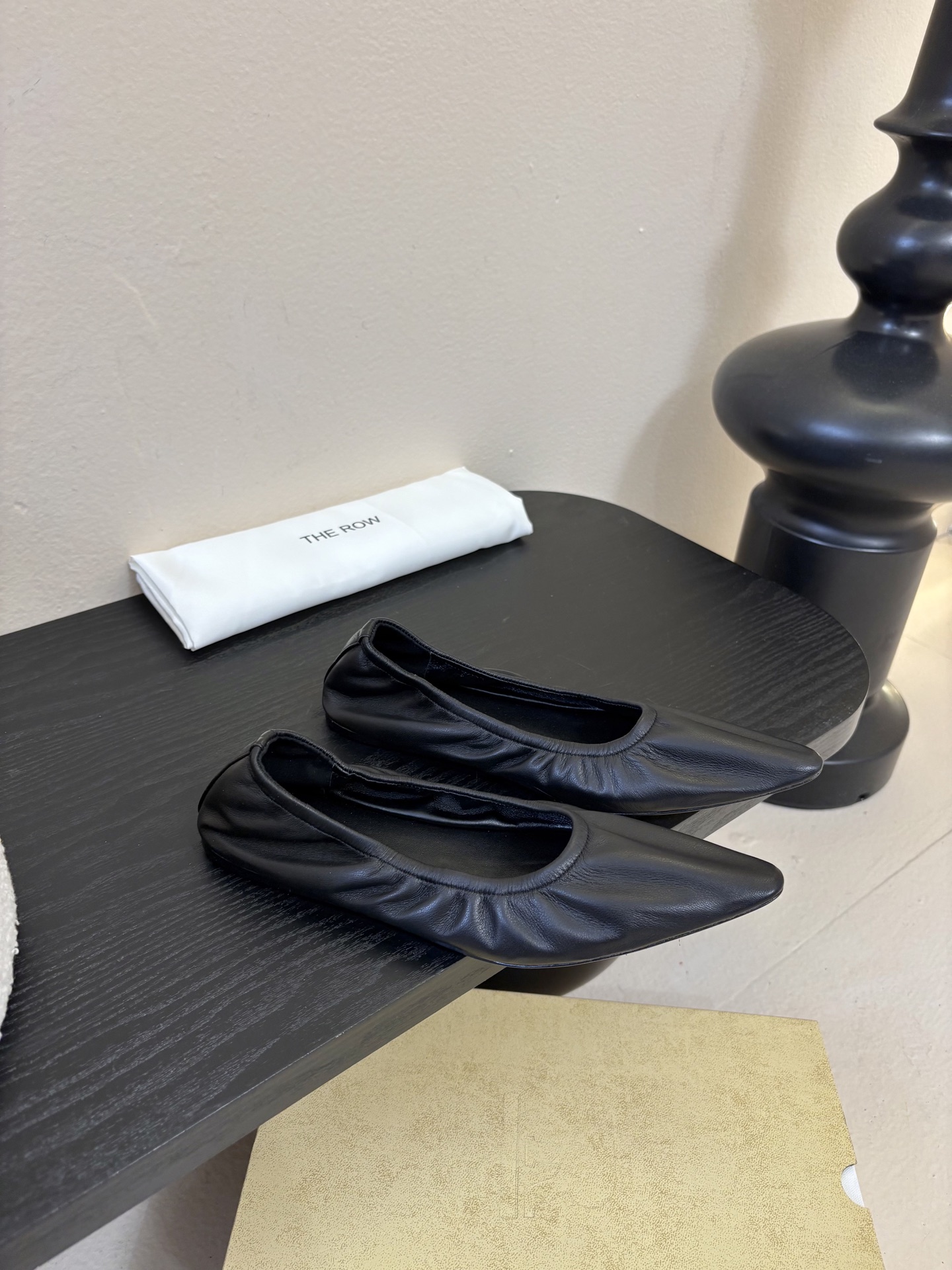 the row 26春夏新款后松紧尖头平底简易单鞋！每一季新品都吸引着时髦精的注意，这款小跟鞋一如既往的